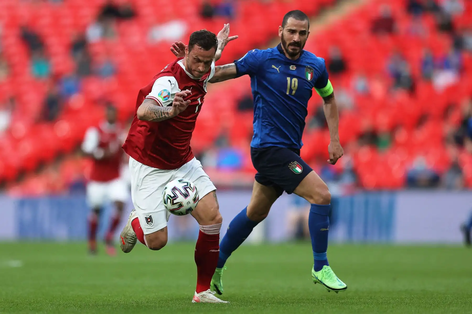El delantero austriaco Marko Arnautovic es marcado por el defensa italiano Leonardo Bonucci durante el partido de fútbol de octavos de final de la UEFA EURO 2020 entre Italia y Austria en el estadio de Wembley en Londres.
Foto: AFP