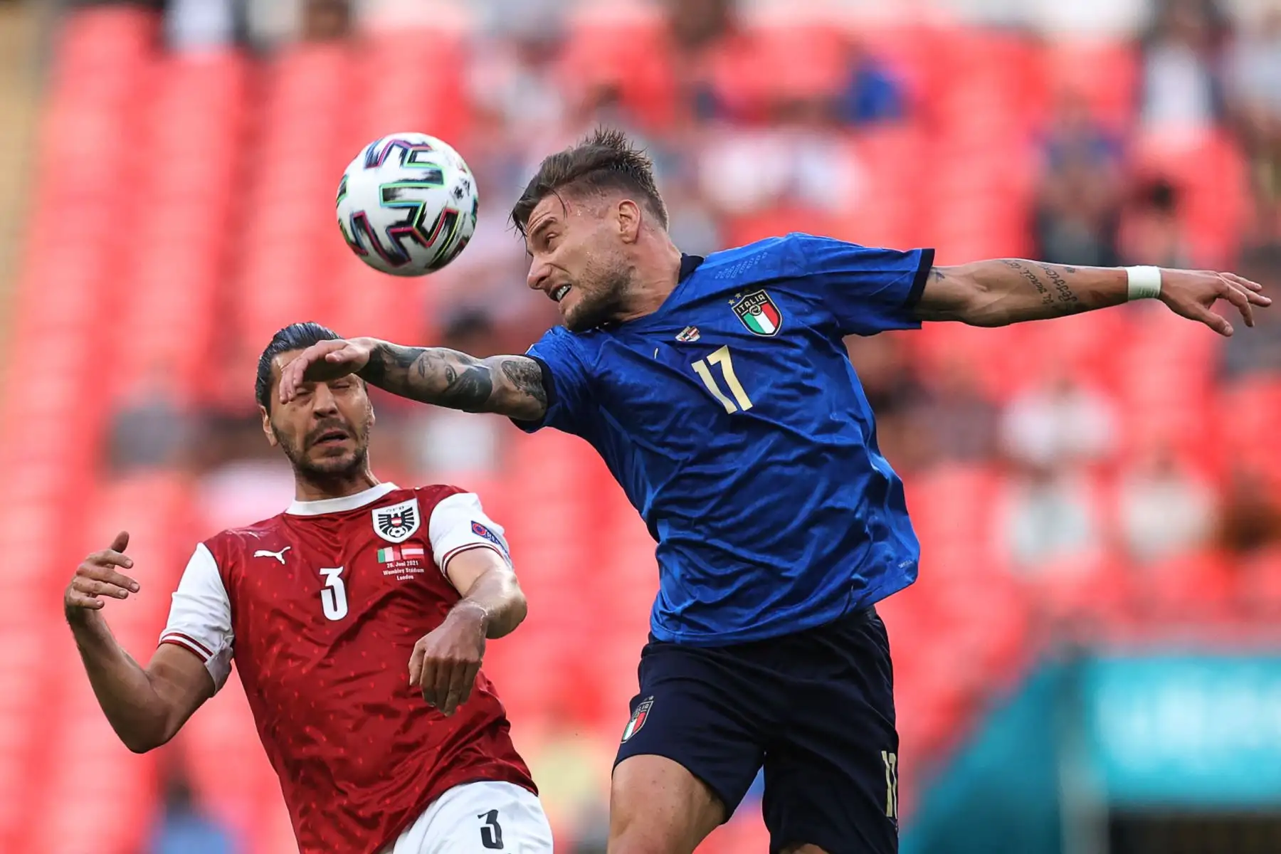 El delantero italiano Ciro Immobile  cabecea el balón por delante del defensor austríaco Aleksandar Dragovic durante el partido de fútbol de octavos de final de la UEFA EURO 2020 entre Italia y Austria en el estadio de Wembley en Londres.
Foto: AFP