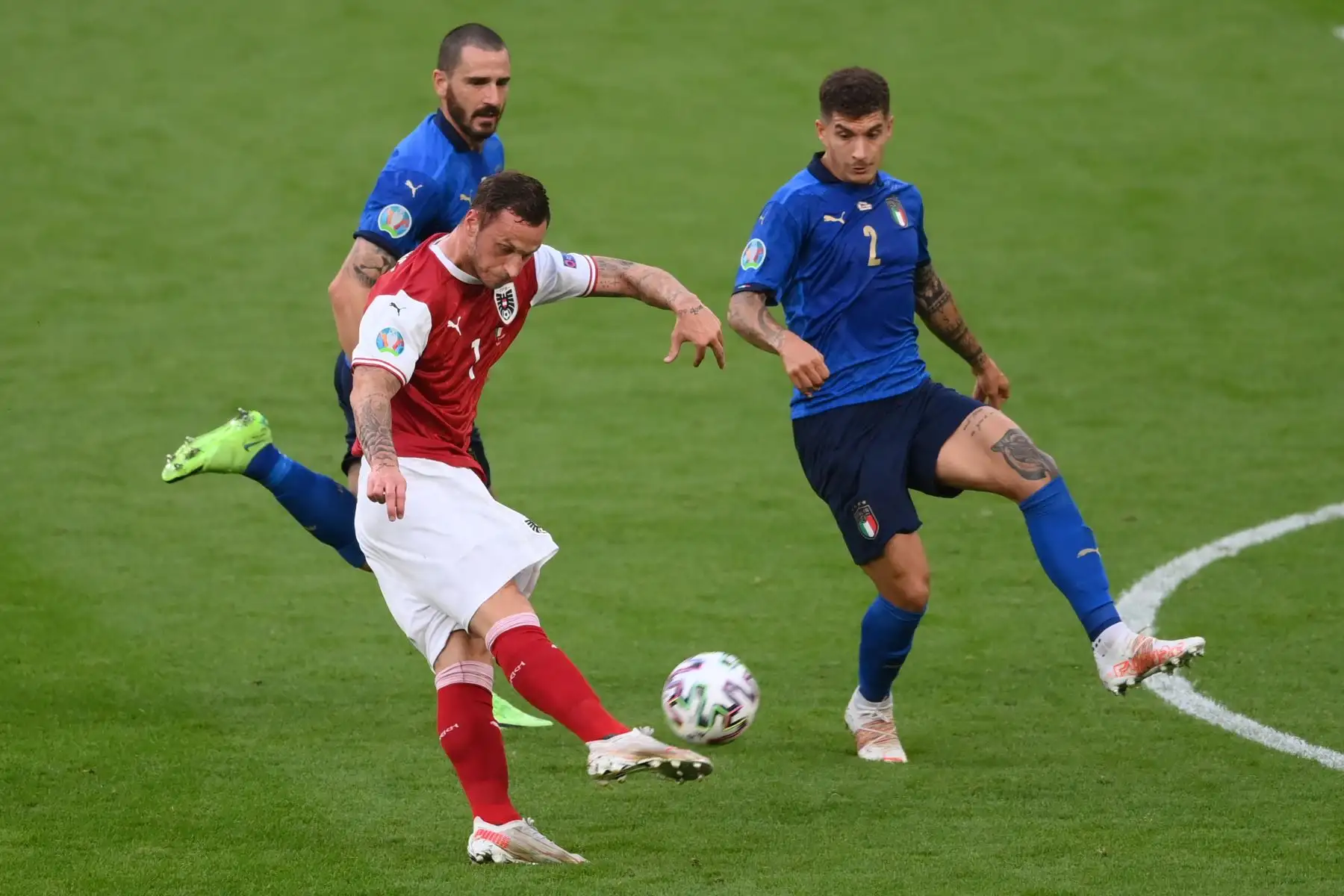 El delantero austriaco Marko Arnautovic , el defensor italiano Leonardo Bonucci y el defensa italiano Giovanni Di Lorenzo en acción durante el partido de fútbol de octavos de final de la UEFA EURO 2020 entre Italia y Austria en el estadio de Wembley en Londres.
Foto: AFP