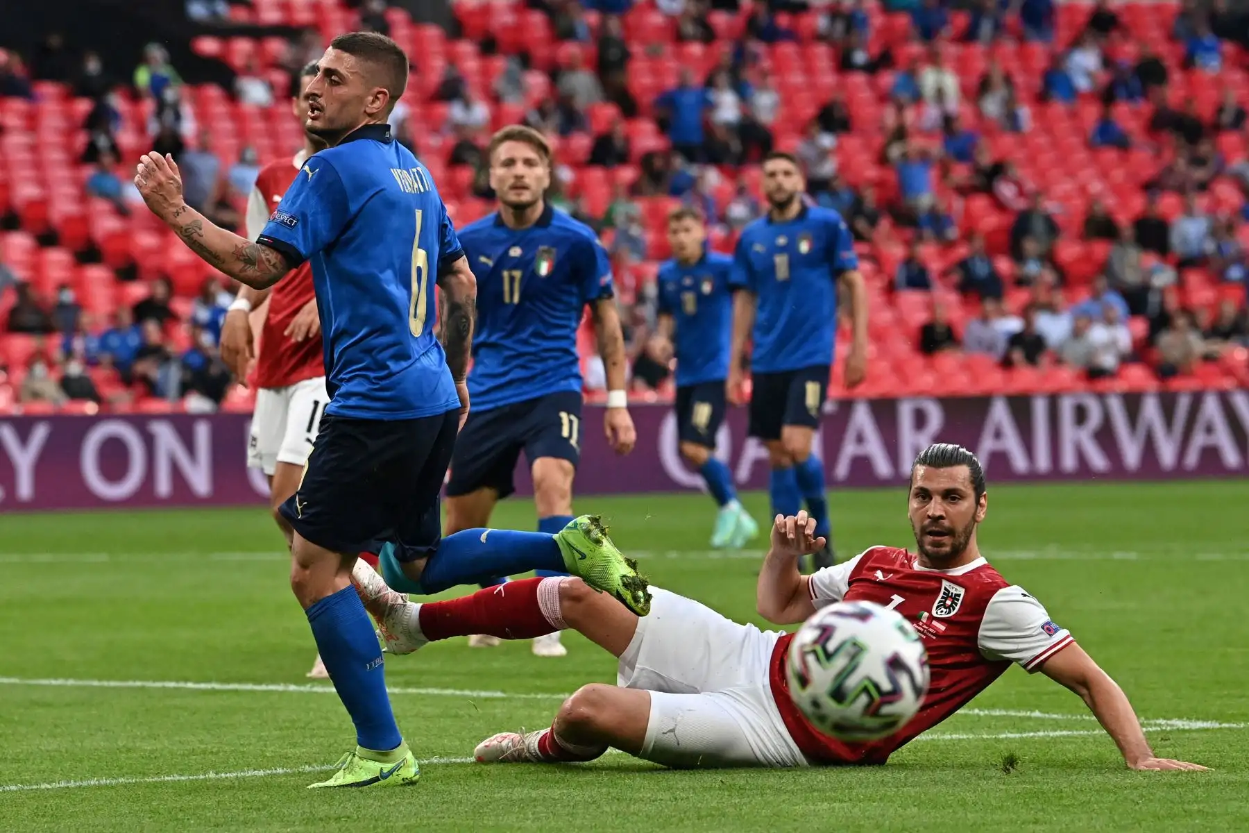 El mediocampista italiano Marco Verratti y el defensor austríaco Aleksandar Dragovic compiten por el balón durante el partido de fútbol de octavos de final de la UEFA EURO 2020 entre Italia y Austria en el estadio de Wembley en Londres.
Foto: AFP