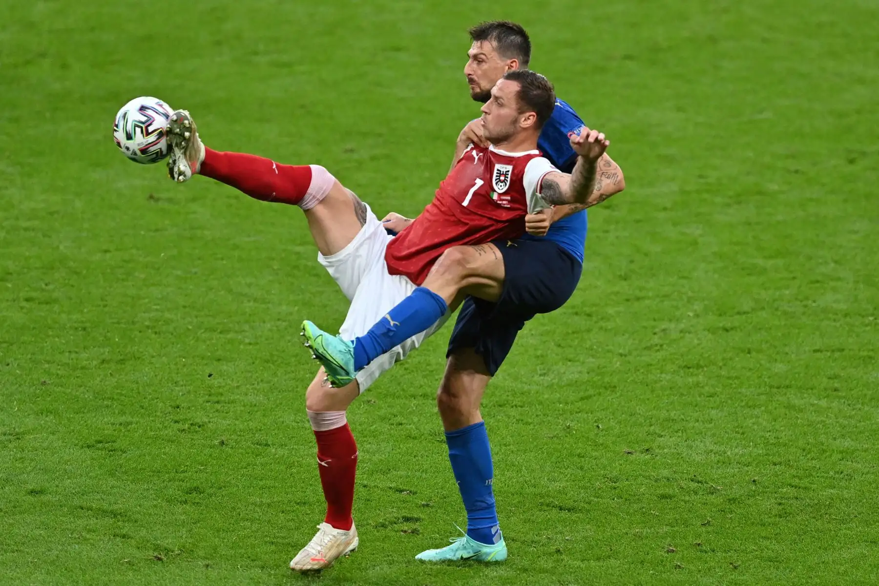 El delantero austriaco Marko Arnautovic  y el defensor italiano Francesco Acerbi compiten por el balón durante el partido de fútbol de octavos de final de la UEFA EURO 2020 entre Italia y Austria en el estadio de Wembley en Londres.
Foto: AFP