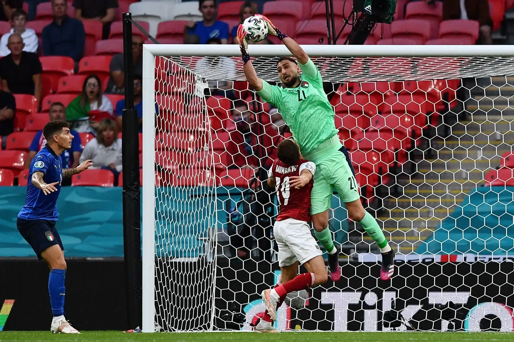 El mediocampista austríaco Christoph Baumgartner choca con el portero italiano Gianluigi Donnarumma durante el partido de fútbol de octavos de final de la UEFA EURO 2020 entre Italia y Austria en el estadio de Wembley en Londres.
Foto: AFP