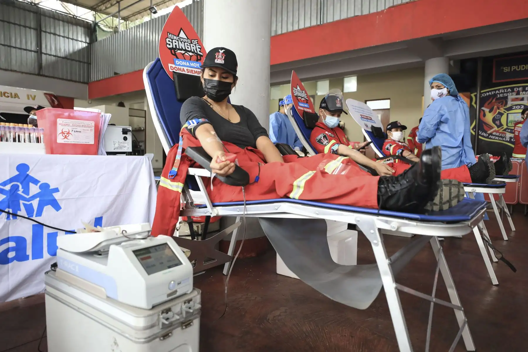 Compañía de bomberos demuestra su entrega y compromiso con el Perú al sumarse a campaña de donación de sangre extra muros del Hospital Almenara. Foto: ANDINA/Essalud