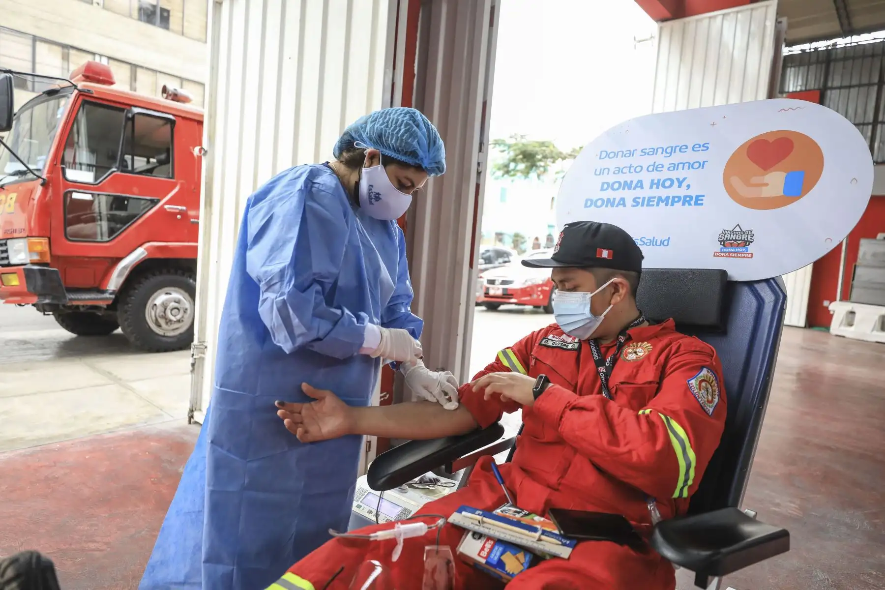 Compañía de bomberos demuestra su entrega y compromiso con el Perú al sumarse a campaña de donación de sangre extra muros del Hospital Almenara. Foto: ANDINA/Essalud