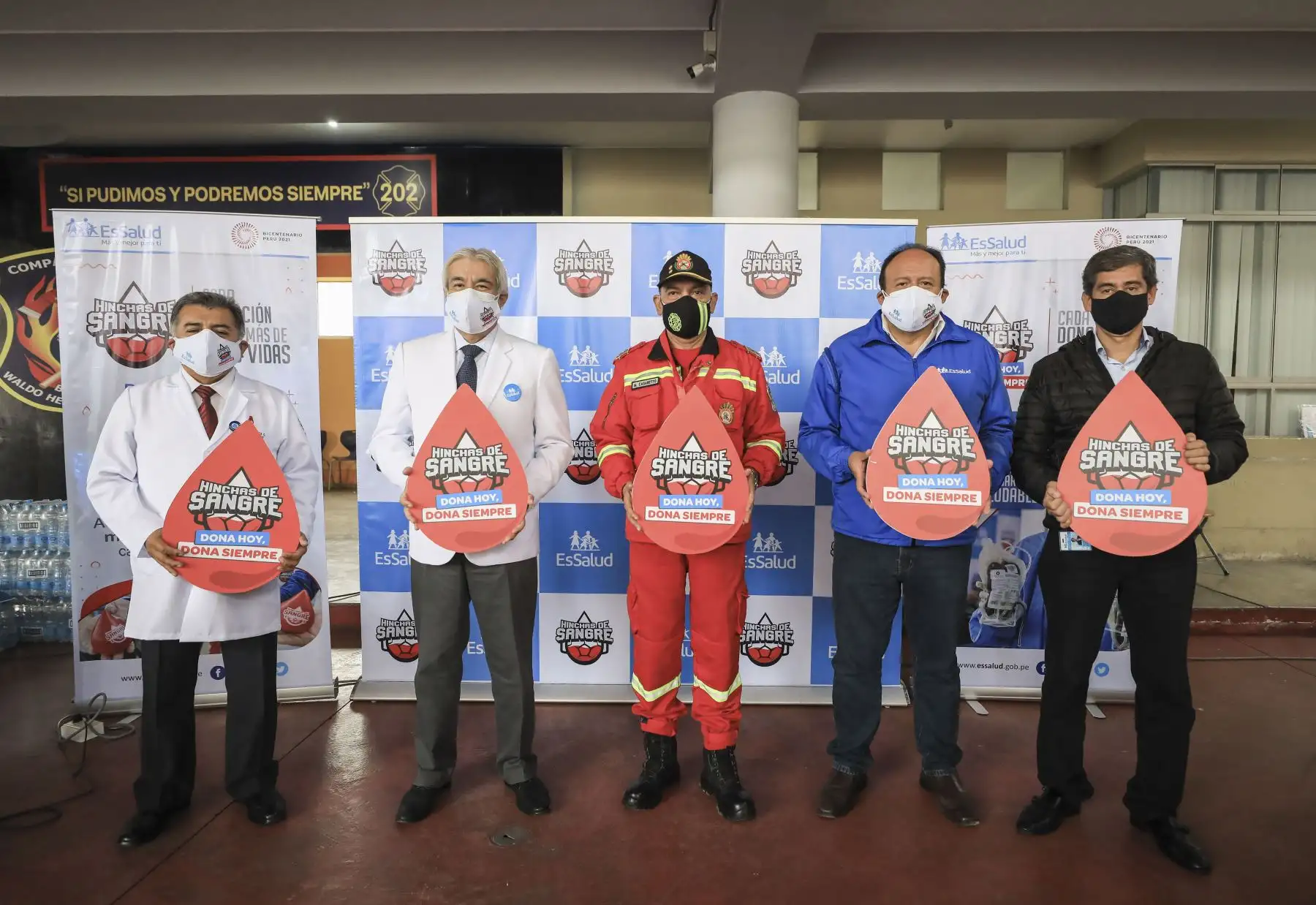 Compañía de bomberos demuestra su entrega y compromiso con el Perú al sumarse a campaña de donación de sangre extra muros del Hospital Almenara. Foto: ANDINA/Essalud