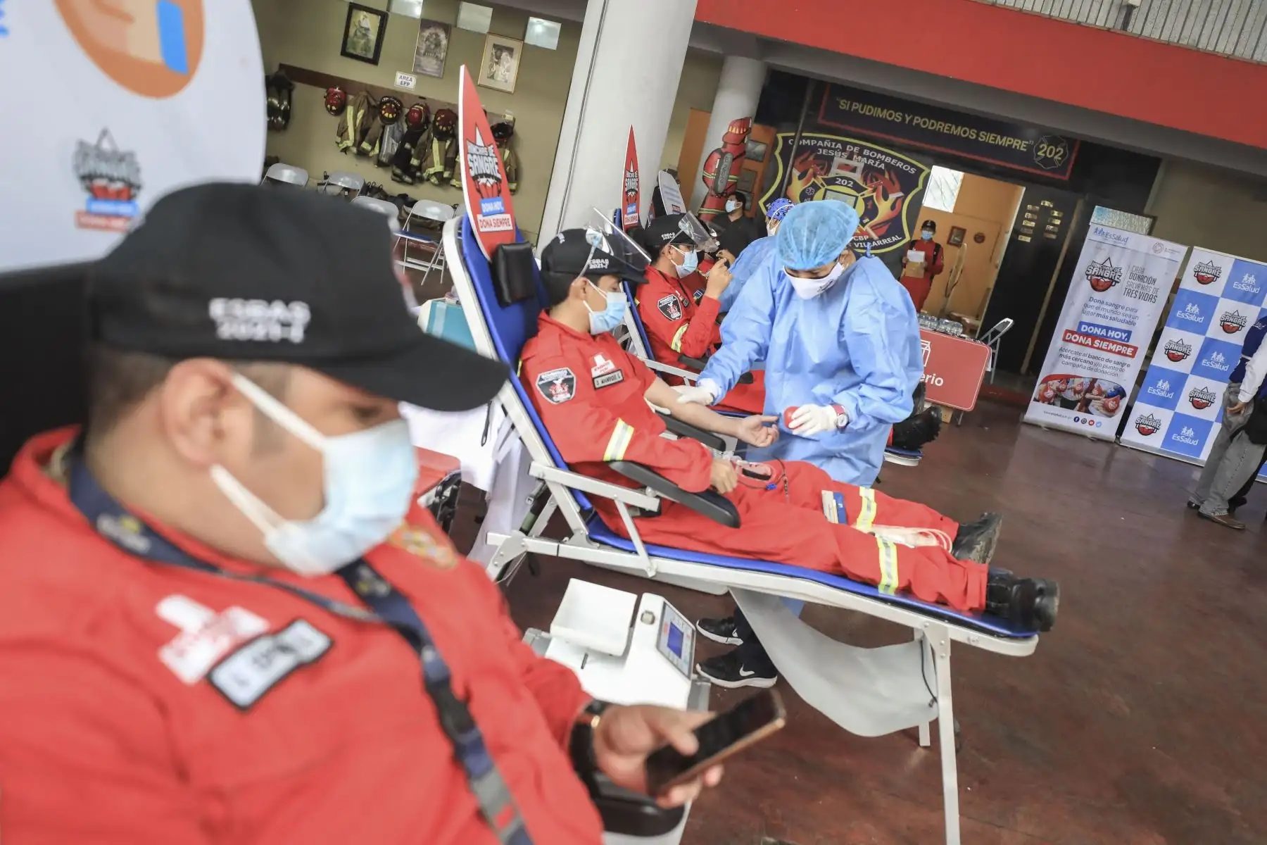 Compañía de bomberos demuestra su entrega y compromiso con el Perú al sumarse a campaña de donación de sangre extra muros del Hospital Almenara. Foto: ANDINA/Essalud