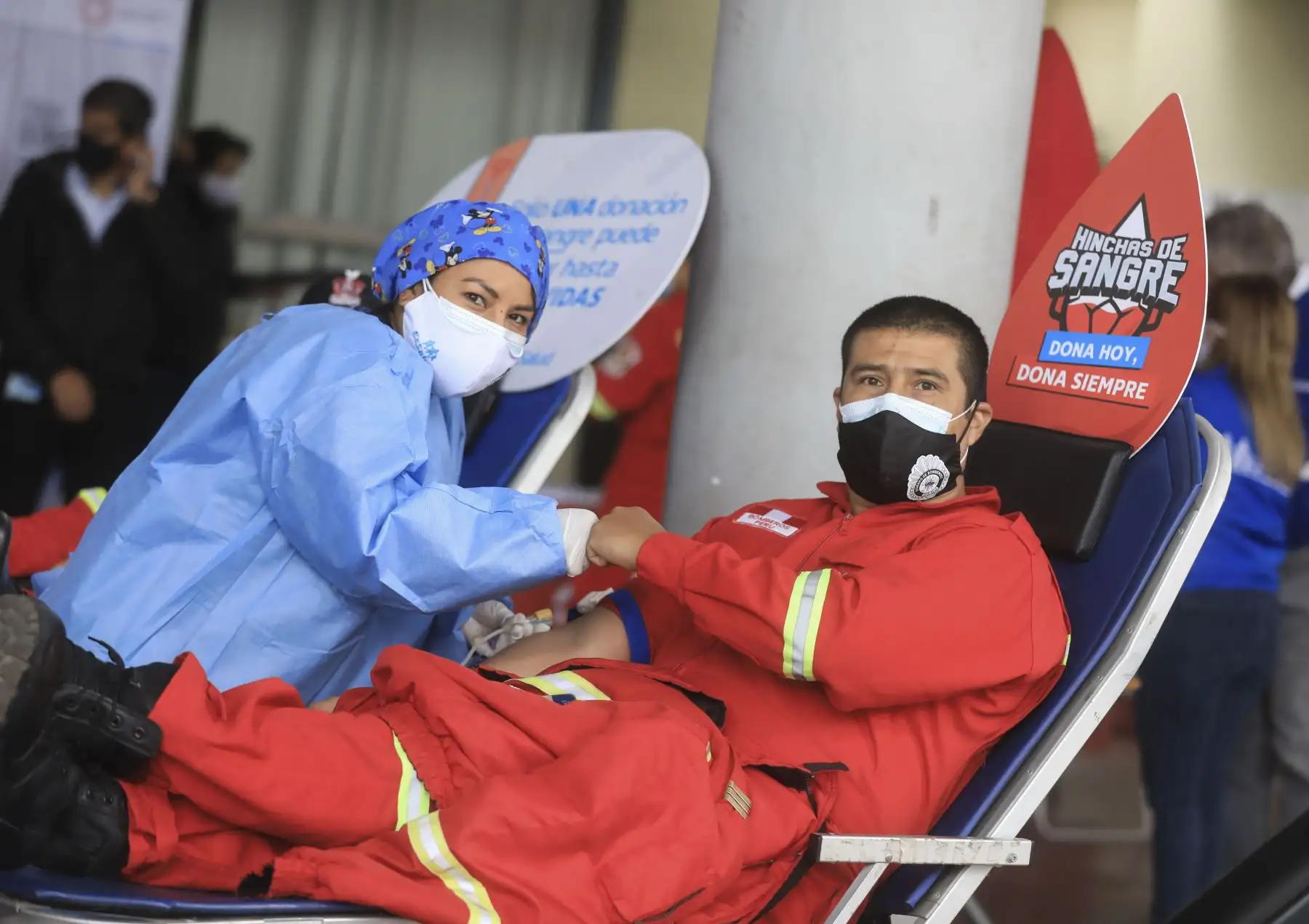 Compañía de bomberos demuestra su entrega y compromiso con el Perú al sumarse a campaña de donación de sangre extra muros del Hospital Almenara. Foto: ANDINA/Essalud