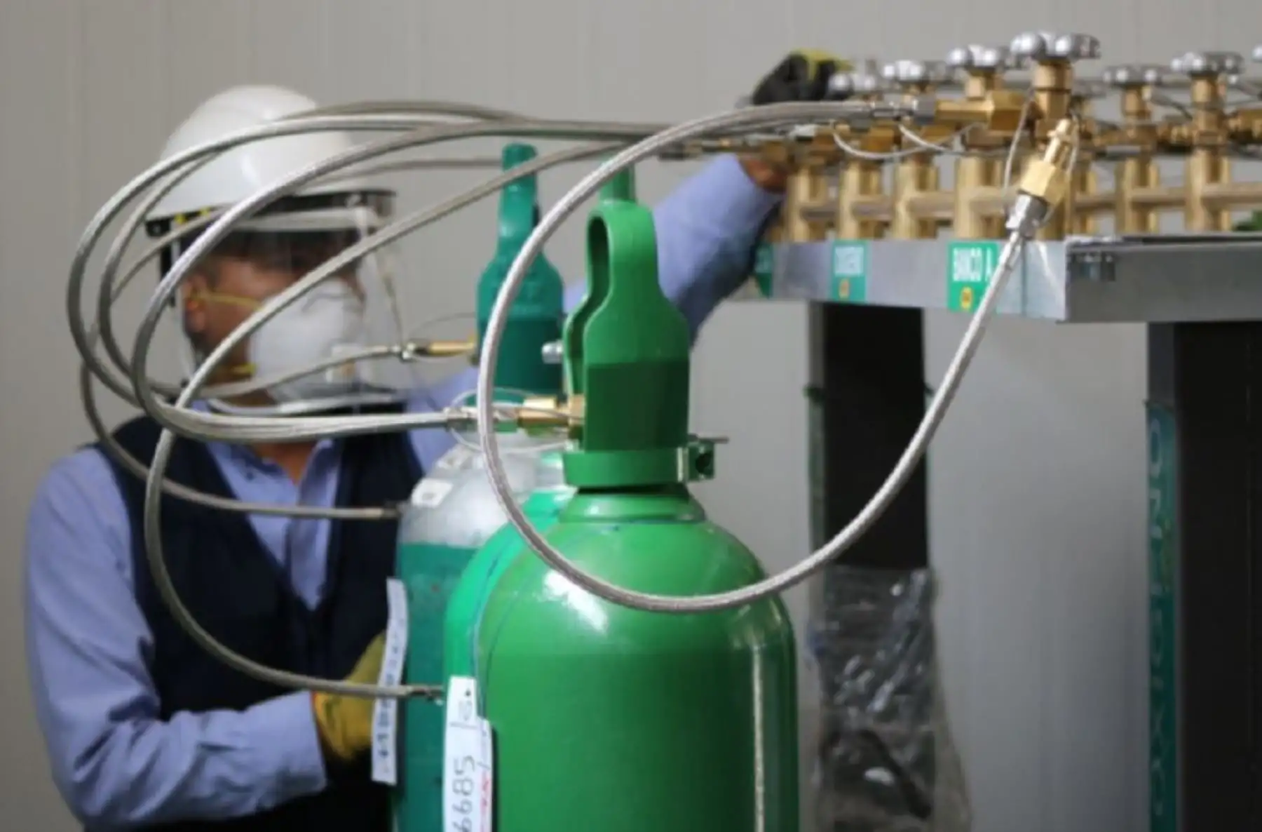 La planta de oxígeno del Hospital Docente de la Universidad Nacional de San Agustín, en Arequipa, continúa ofreciendo a un precio social el metro cúbico el oxígeno a la población afectada por el nuevo coronavirus.