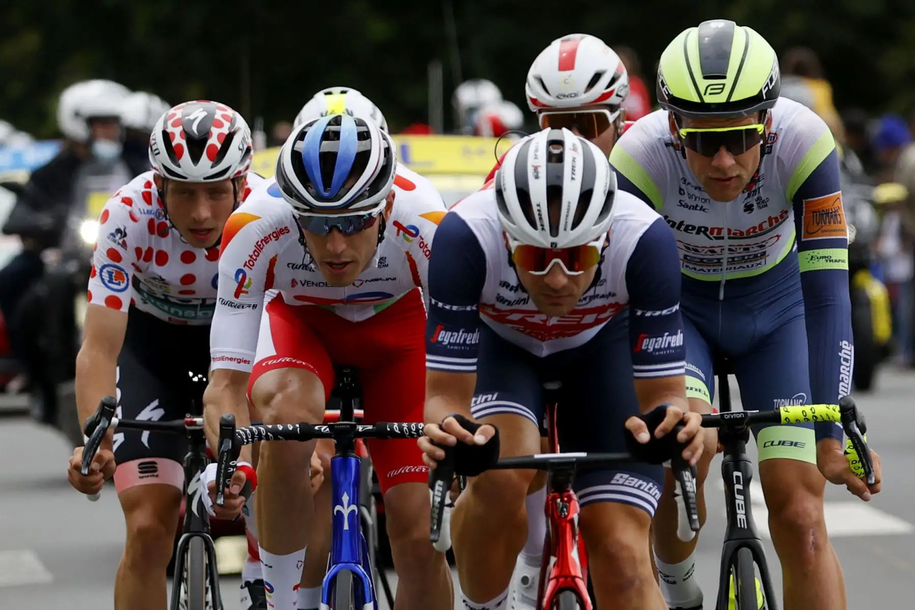 Los ciclistas de la escapada Ide Schelling de Holanda del Team Bora Hansgrohe vistiendo el maillot de lunares del mejor escalador, Jeremy Cabot de Francia del Team Total Energie, Edward Theuns de Bélgica del Team Trek Segafredo y Jonas Koch de Alemania del Team Intermarche Wanty se adelantan durante la segunda etapa de la 108a edición de la carrera ciclista Tour de Francia.
Foto: AFP
