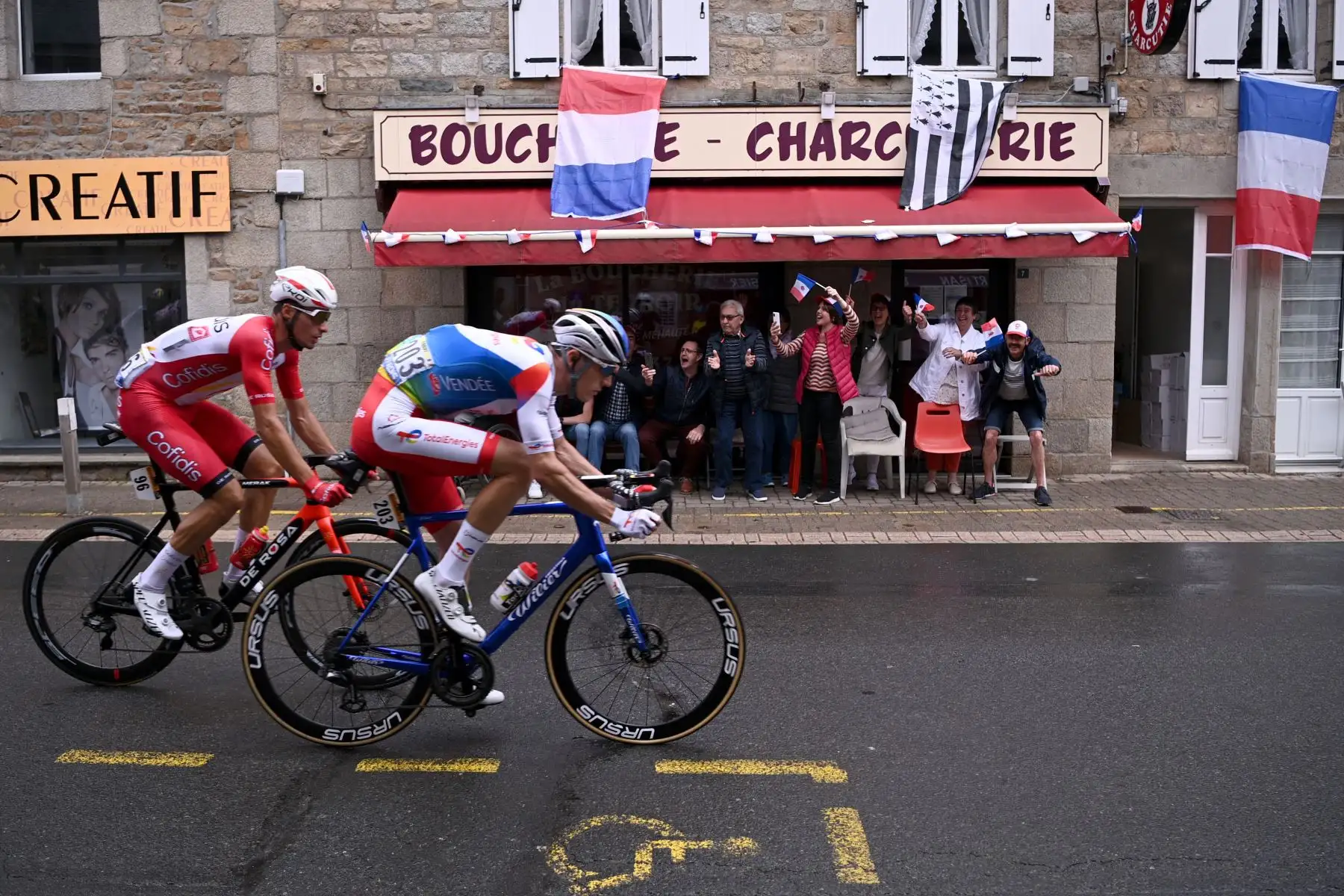 El francés Anthony Perez del equipo Cofidis y el francés Jeremy Cabot del equipo Total Energie viajan durante la segunda etapa de la 108a edición de la carrera ciclista del Tour de Francia.
Foto: AFP