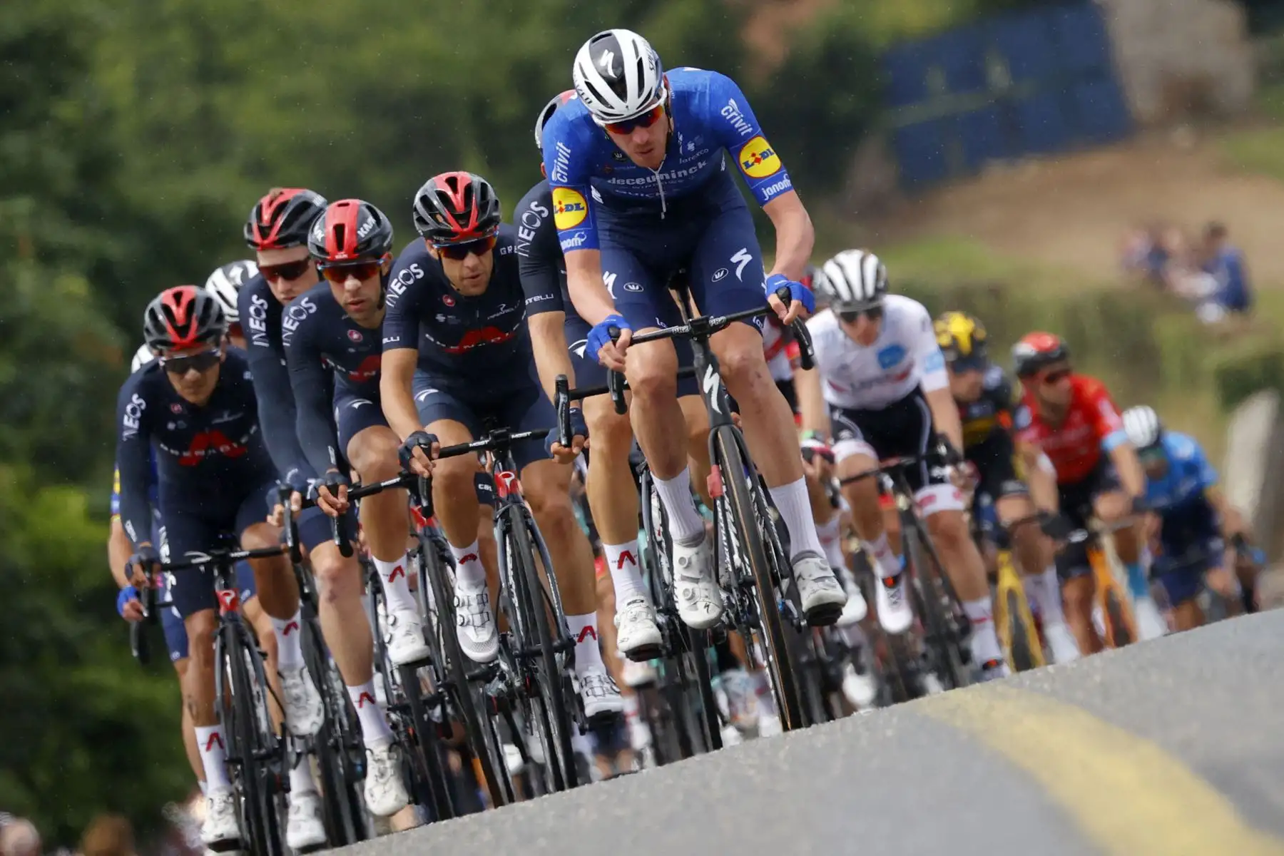 Un grupo de ciclistas corre durante la 2a etapa de la 108a edición de la carrera ciclista Tour de Francia, 183 km entre Perros-Guirrec y Mur de Bretagne Guerledan.
Foto: AFP