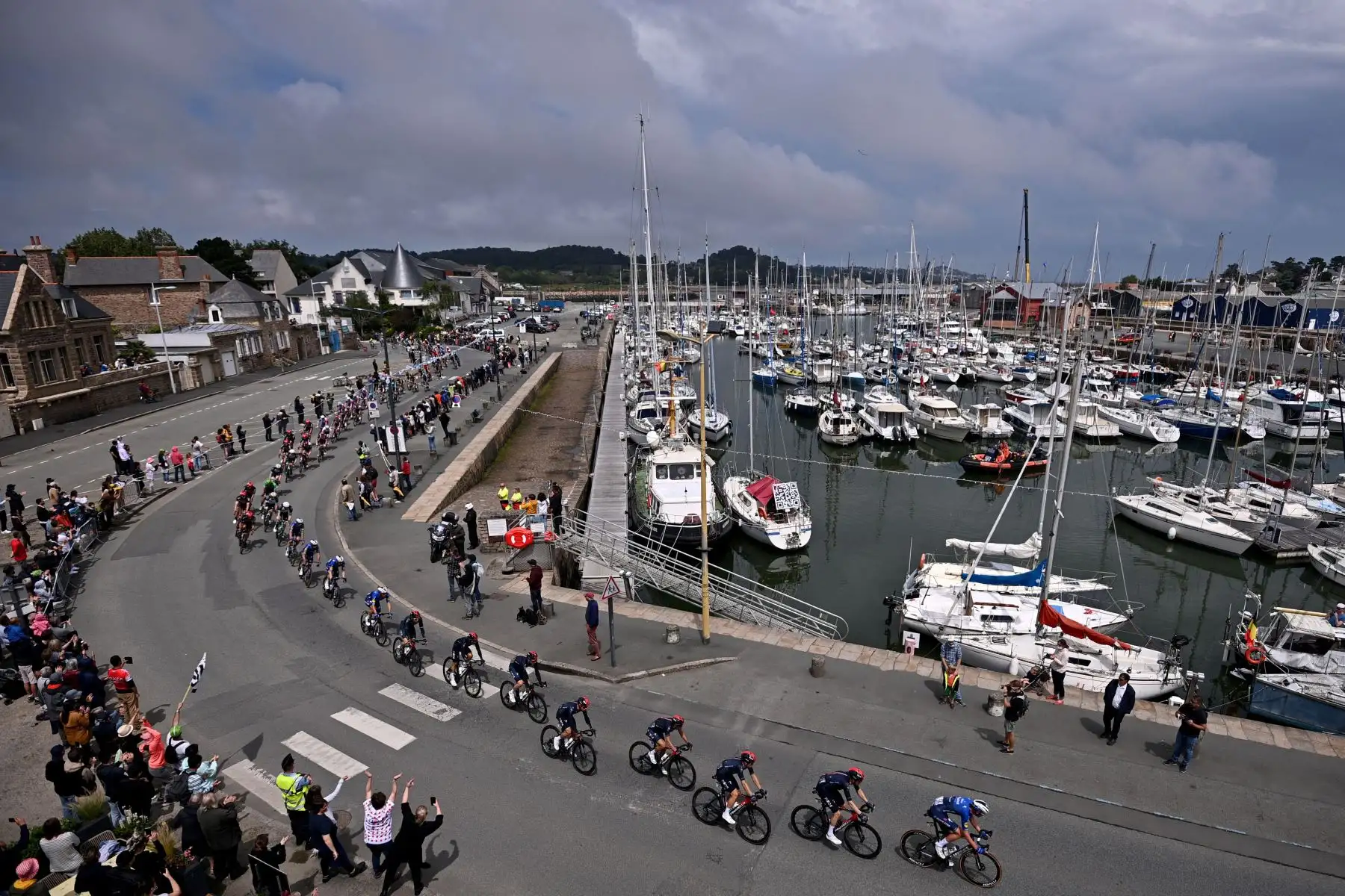 Un grupo de ciclistas  corre durante la 2a etapa de la 108a edición de la carrera ciclista Tour de Francia, 183 km entre Perros-Guirrec y Mur de Bretagne Guerledan.
Foto: AFP