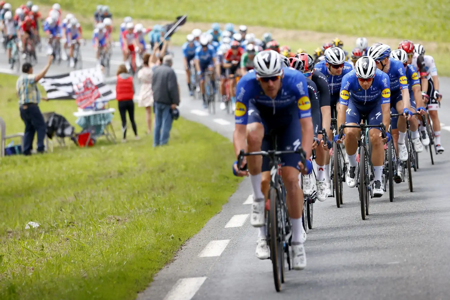 Un grupo de ciclistas  corre durante la 2a etapa de la 108a edición de la carrera ciclista Tour de Francia, 183 km entre Perros-Guirrec y Mur de Bretagne Guerledan.
Foto: AFP