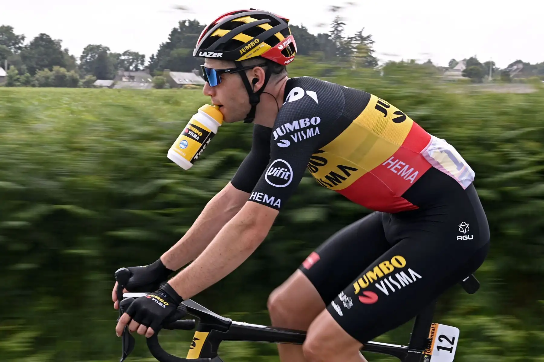 El Wout van Aert de Bélgica del equipo Jumbo Visma corre durante la segunda etapa de la 108a edición de la carrera ciclista del Tour de Francia, 183 km entre Perros-Guirrec y Mur de Bretagne Guerledan.
Foto: AFP