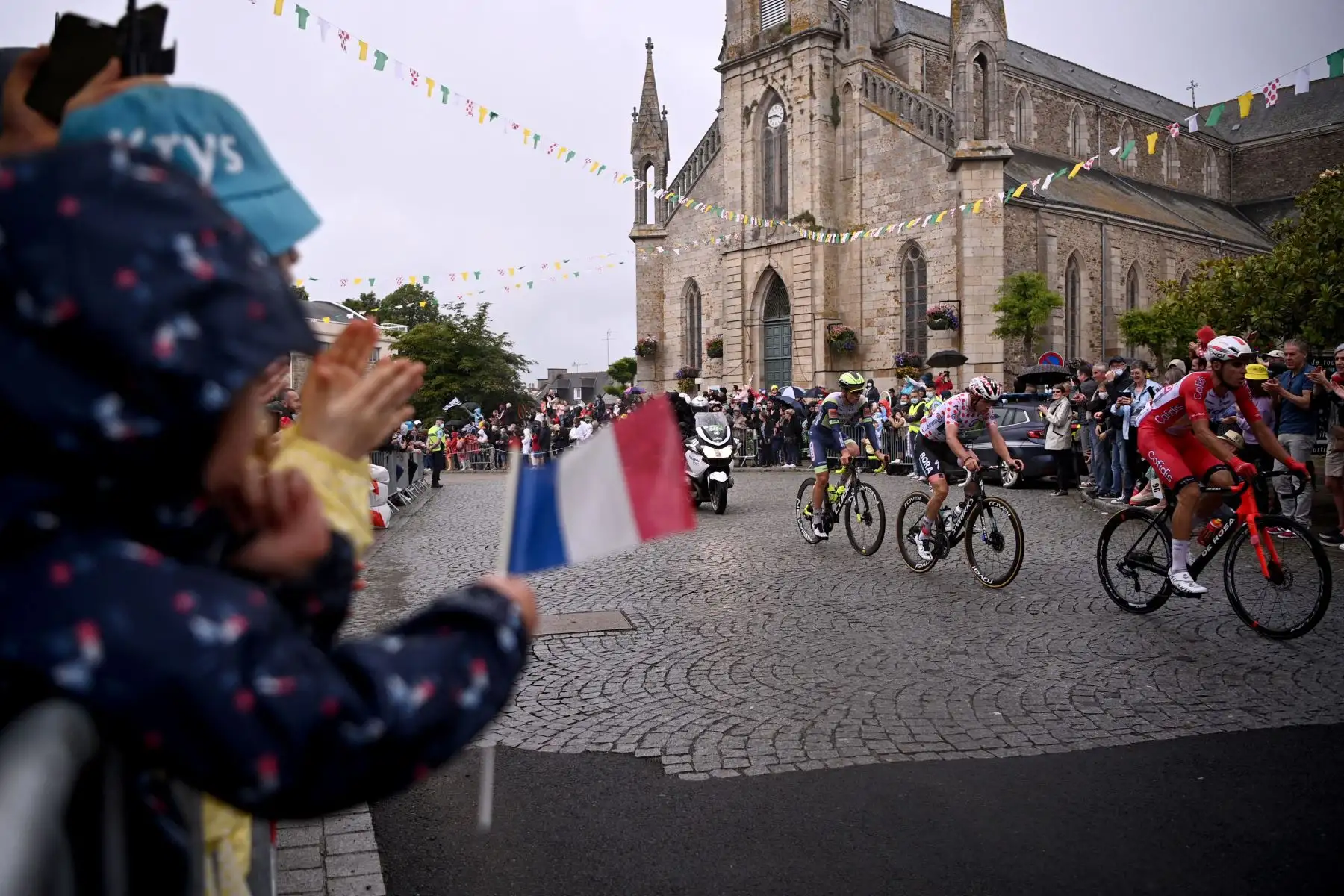 La manada corre durante la 2a etapa de la 108a edición de la carrera ciclista Tour de Francia, 183 km entre Perros-Guirrec y Mur de Bretagne Guerledan.
Foto: AFP