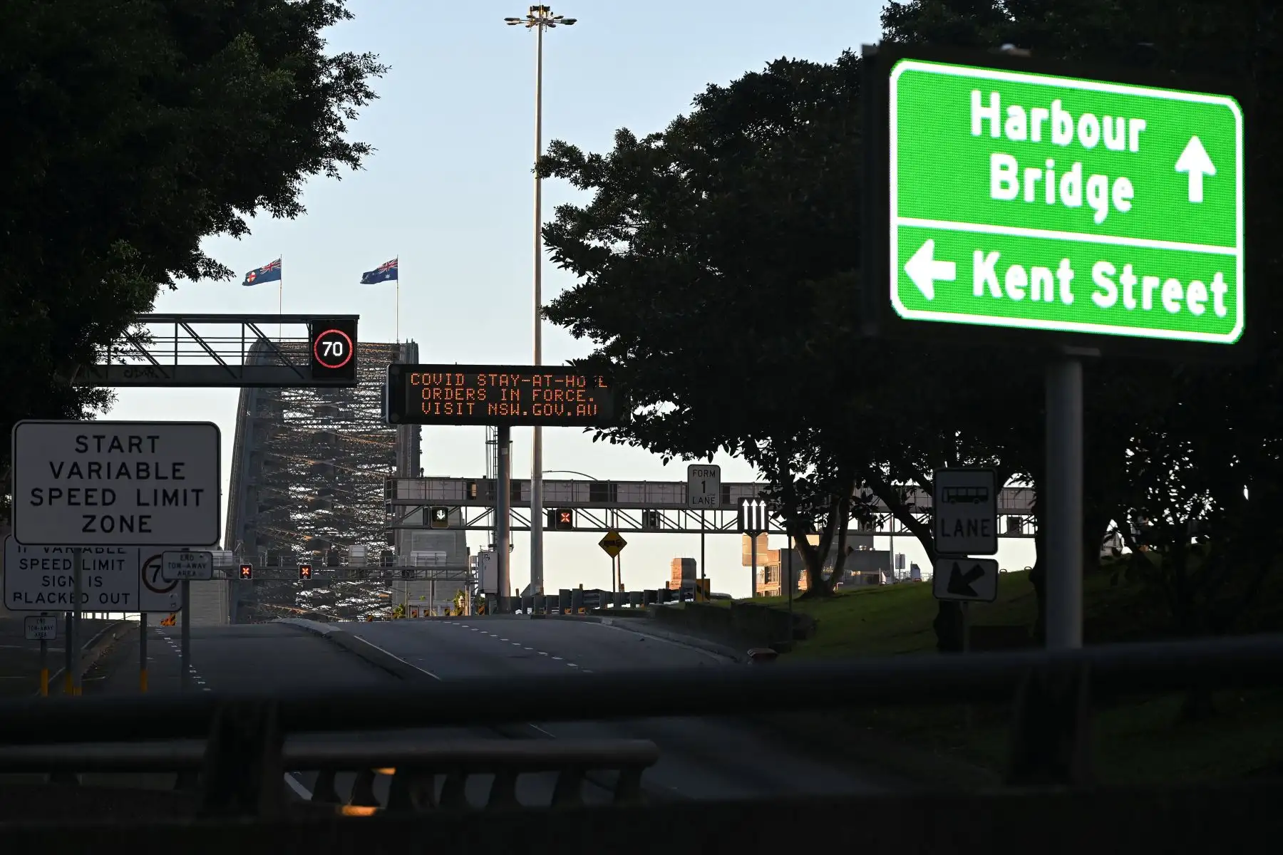 Un letrero de cumplimiento de covod-19 se muestra frente al Puente del Puerto de Sydney en Sydney, en el primer día completo de un bloqueo de coronavirus de dos semanas para contener un brote de la variante Delta altamente contagiosa.
Foto: AFP