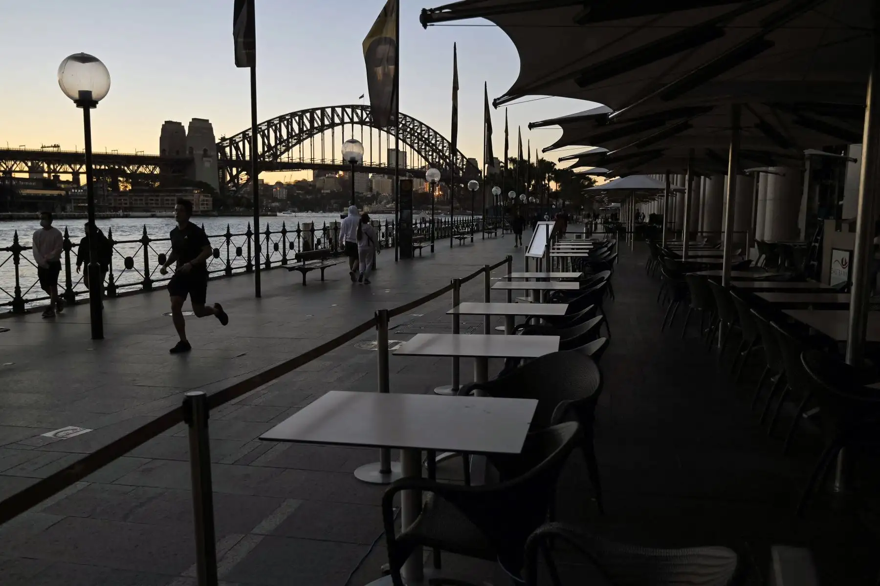 Las mesas y sillas están vacías a lo largo del agua en Circular Quay, generalmente llena de visitantes durante el fin de semana, en el centro de Sydney, en el primer día completo de un bloqueo de coronavirus de dos semanas para contener un brote del altamente contagioso Delta.
Foto: AFP
