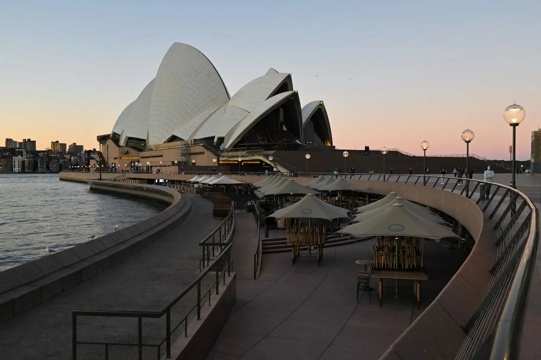 Las mesas y sillas están vacías a lo largo del agua en Circular Quay, generalmente llena de visitantes durante el fin de semana, en el centro de Sydney, en el primer día completo de un bloqueo de coronavirus de dos semanas para contener un brote del altamente contagioso Delta variante.
Foto: AFP
