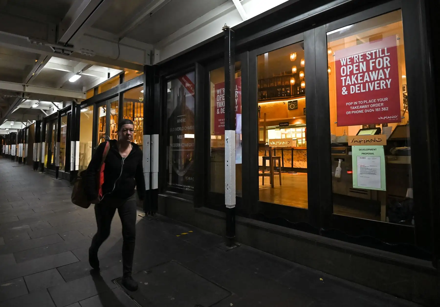 Una mujer pasa frente a un restaurante abierto para llevar comida para llevar en una calle tranquila en el centro de Sydney, en el primer día completo de un bloqueo por coronavirus de dos semanas para contener un brote de la variante Delta altamente contagiosa.
Foto: AFP