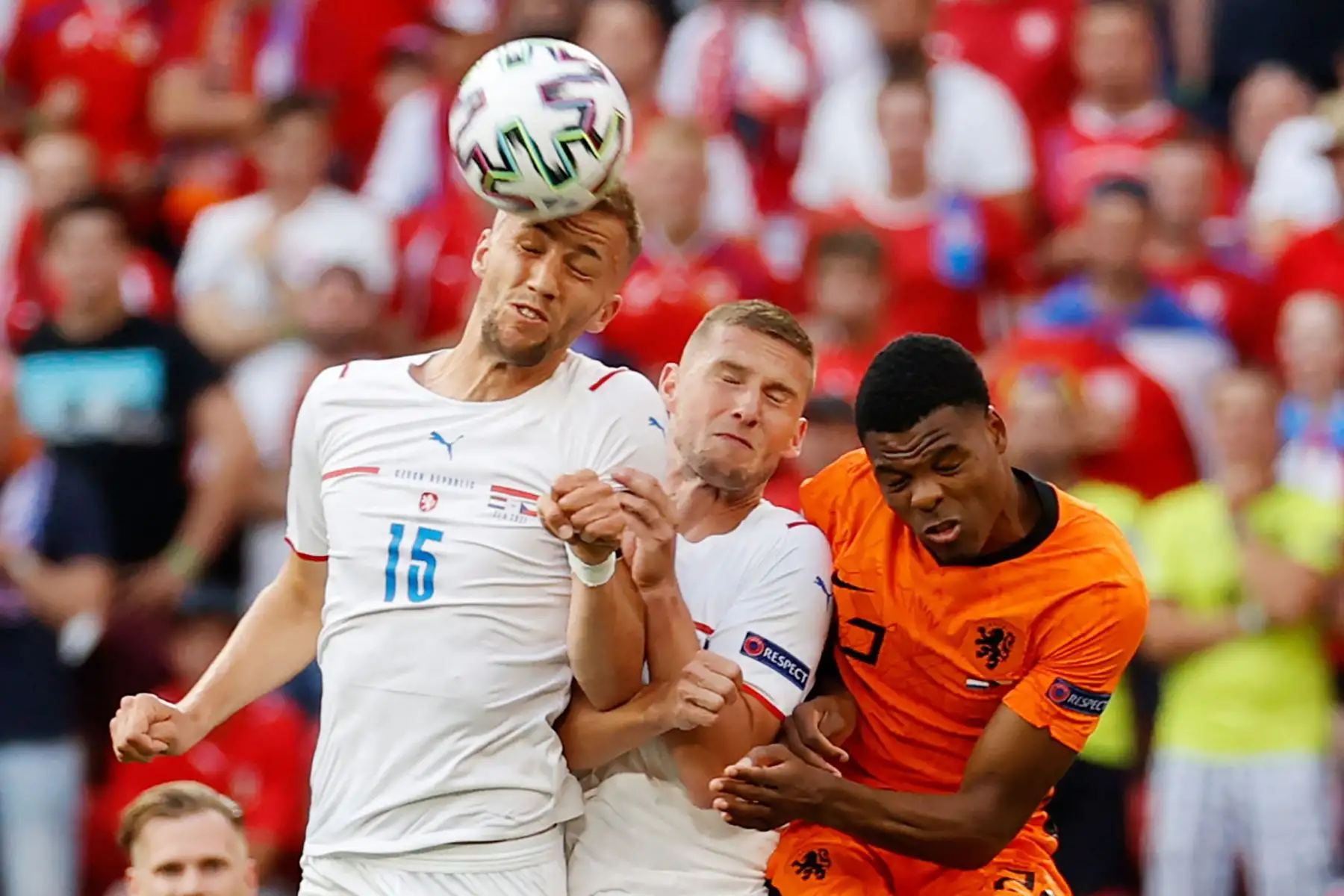 El defensor de Holanda Denzel Dumfries cabecea el balón con el defensor de la República Checa Pavel Kaderabek  y el mediocampista de la República Checa Tomas Soucek durante el partido de fútbol de octavos de final de la UEFA EURO 2020 entre los Países Bajos y la República Checa en el Puskas Arena de Budapest.
Foto: AFP