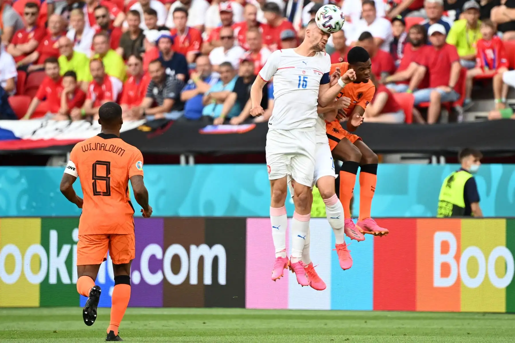 El centrocampista de la República Checa Tomas Soucek salta por el balón con el defensor de Holanda Denzel Dumfries durante el partido de fútbol de octavos de final de la UEFA EURO 2020 entre Holanda y la República Checa en el Puskas Arena de Budapest.
Foto: AFP