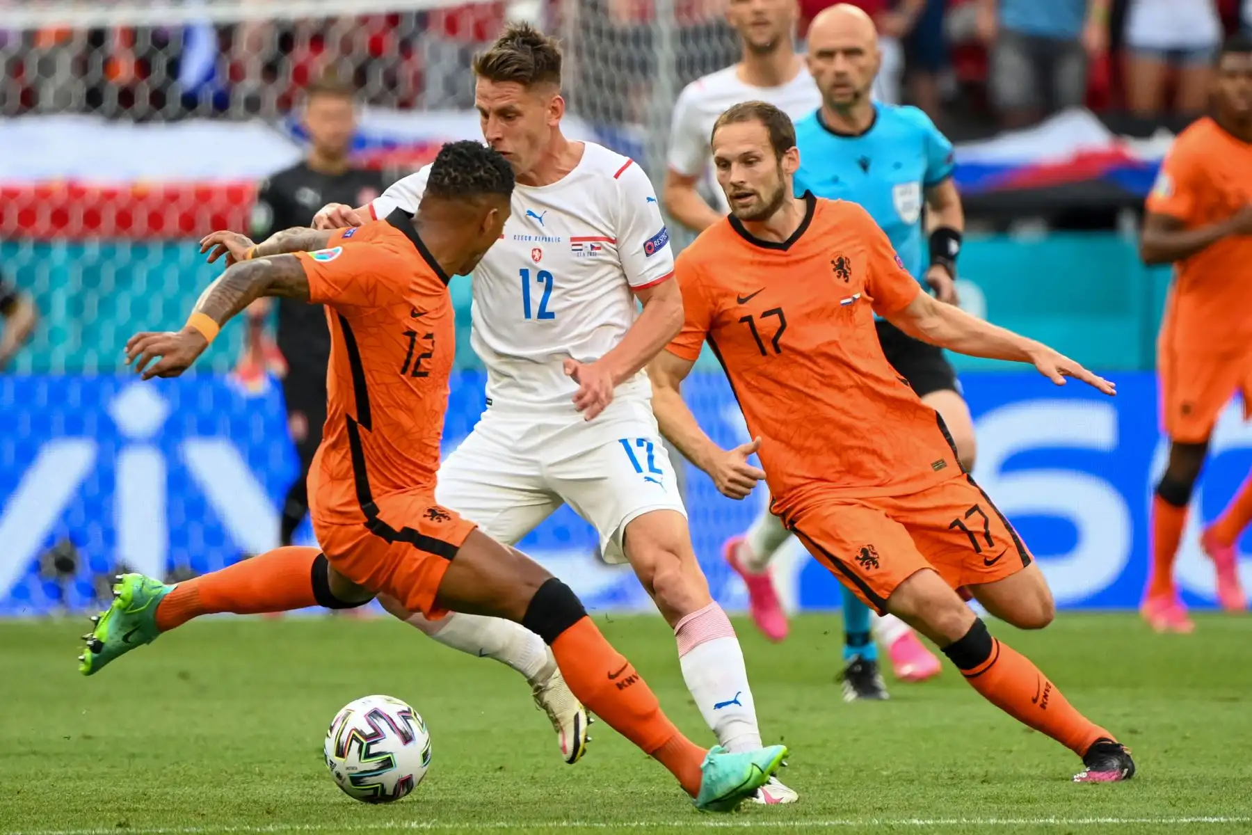 Patrik Schick pelea por el balón con el defensor holandés Patrick van Aanholt  y el defensor holandés Daley Blind  durante el partido de fútbol de octavos de final de la UEFA EURO 2020 entre Holanda y la República Checa.
Foto: AFP