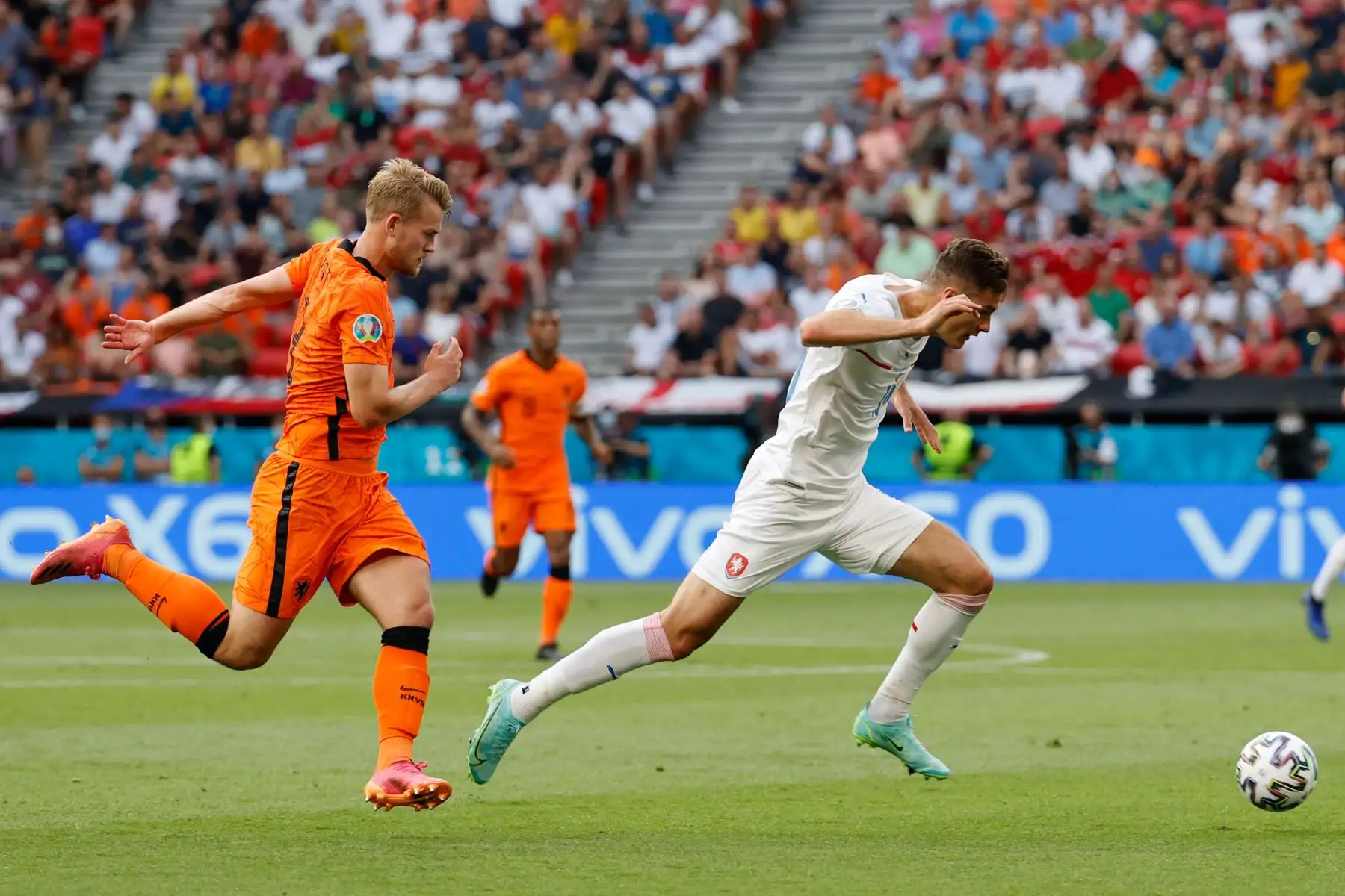 El delantero de la República Checa Patrik Schick  corre con el balón junto al defensor de Holanda Matthijs de Ligt durante el partido de fútbol de octavos de final de la UEFA EURO 2020 entre Holanda y la República Checa.
Foto: AFP