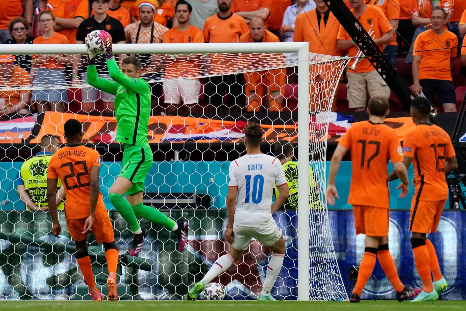 El portero holandés Maarten Stekelenburg detiene un disparo a puerta del delantero de la República Checa Patrik Schick durante el partido de fútbol de octavos de final de la UEFA EURO 2020 entre Holanda y la República Checa.
Foto: AFP