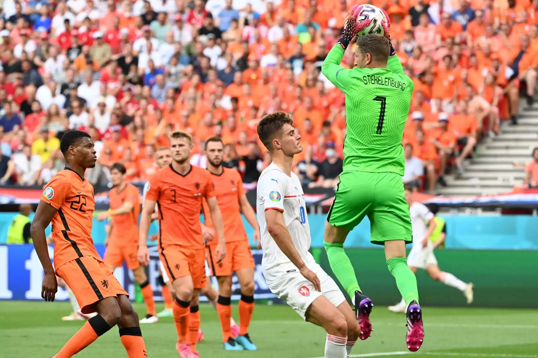 El portero holandés Maarten Stekelenburg atrapa el balón durante el partido de fútbol de octavos de final de la UEFA EURO 2020 entre Holanda y la República Checa.
Foto: AFP