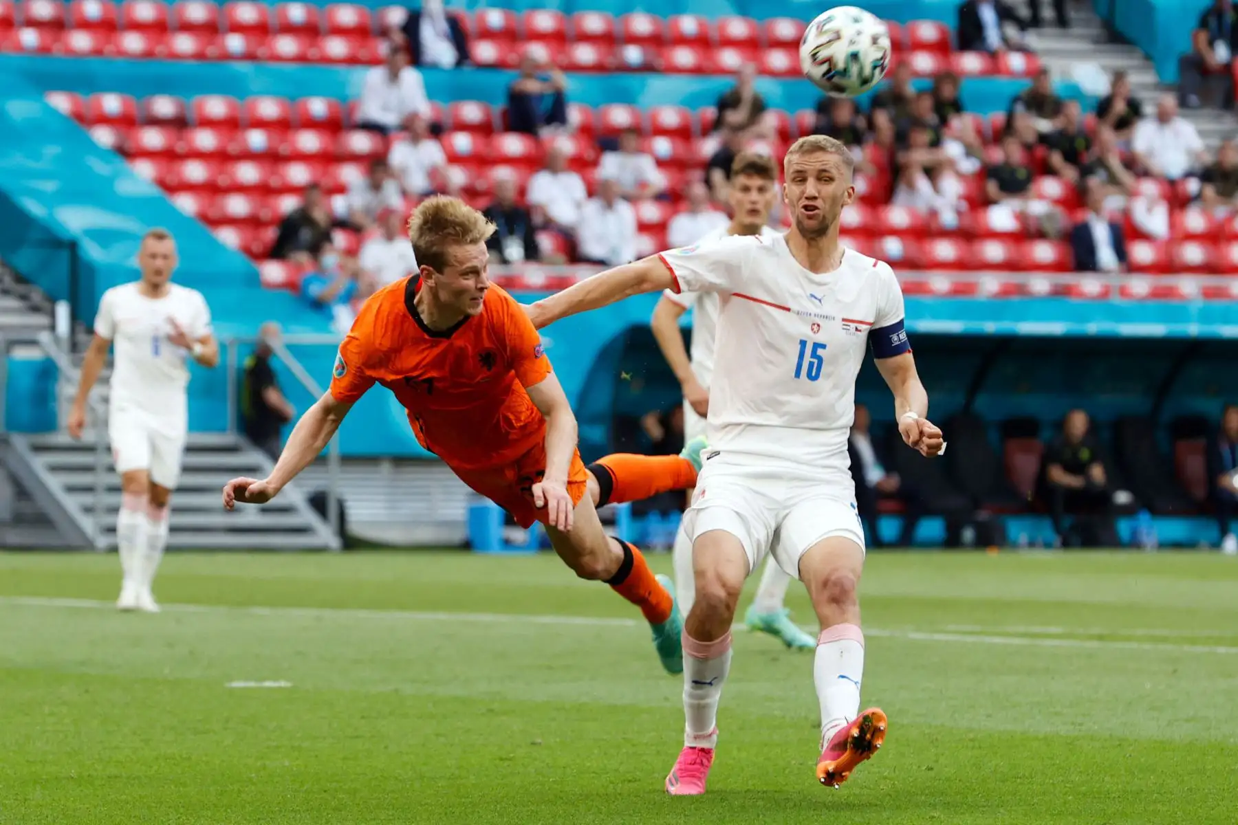 El centrocampista de la República Checa Tomas Soucek  desafía al mediocampista de Holanda Frenkie de Jong durante el partido de fútbol de octavos de final de la UEFA EURO 2020 entre Holanda y la República Checa.
Foto: AFP