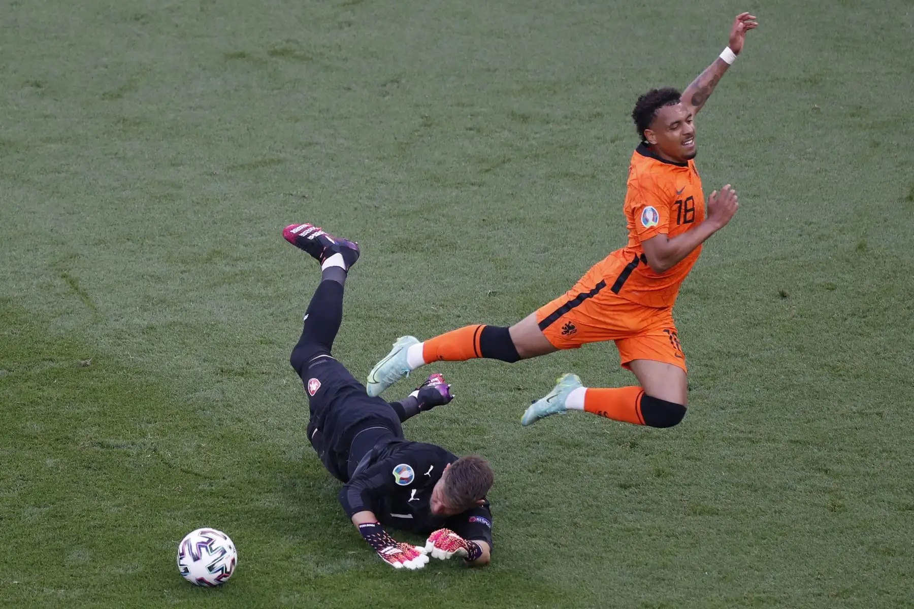 El delantero holandés Donyell Malen lucha por el balón con el portero de la República Checa Tomas Vaclik durante el partido de fútbol de octavos de final de la UEFA EURO 2020 entre Holanda y la República Checa.
Foto: AFP