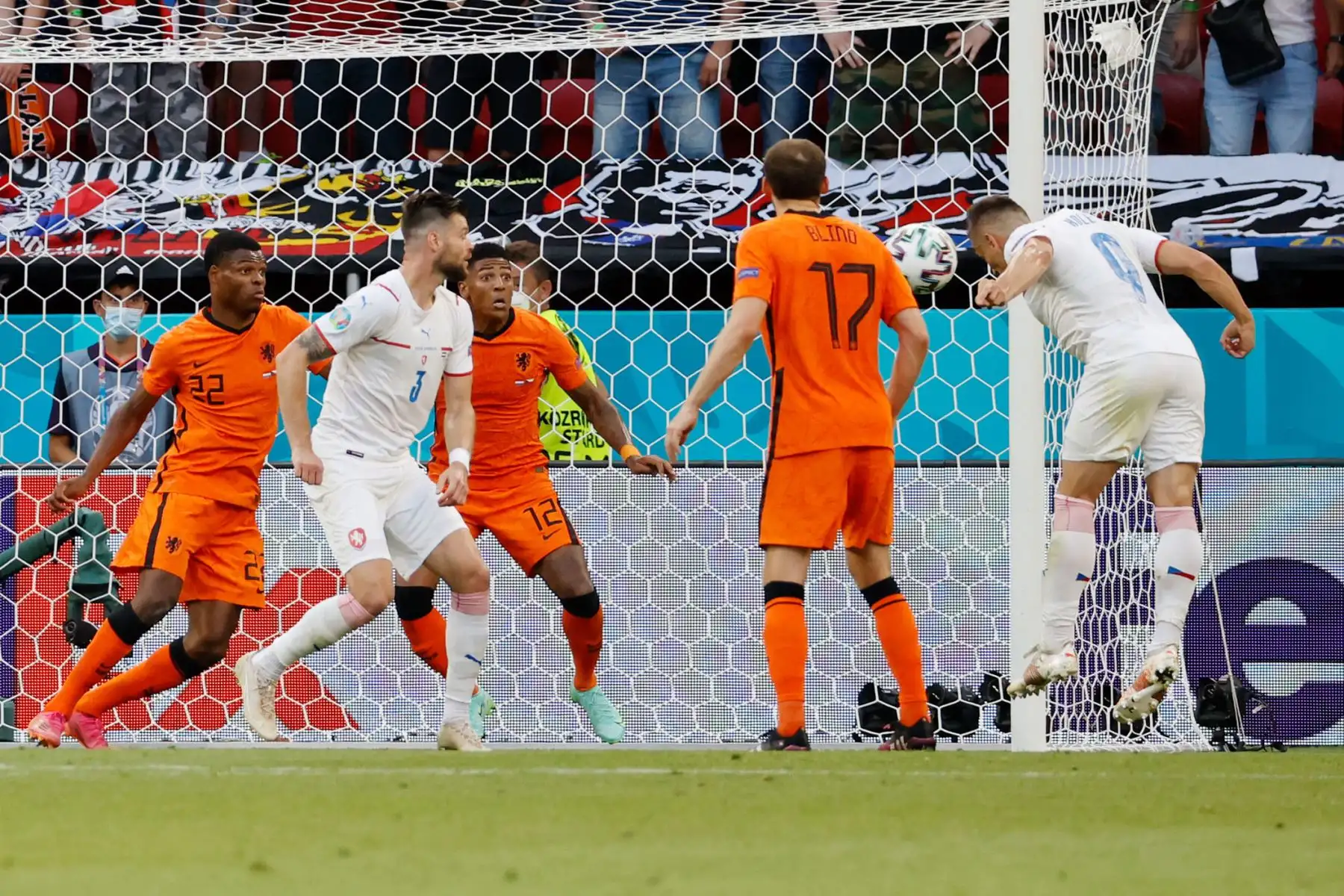 El centrocampista de la República Checa Tomas Holes anota un cabezazo durante el partido de fútbol de octavos de final de la UEFA EURO 2020 entre Holanda y la República Checa.
Foto : AFP