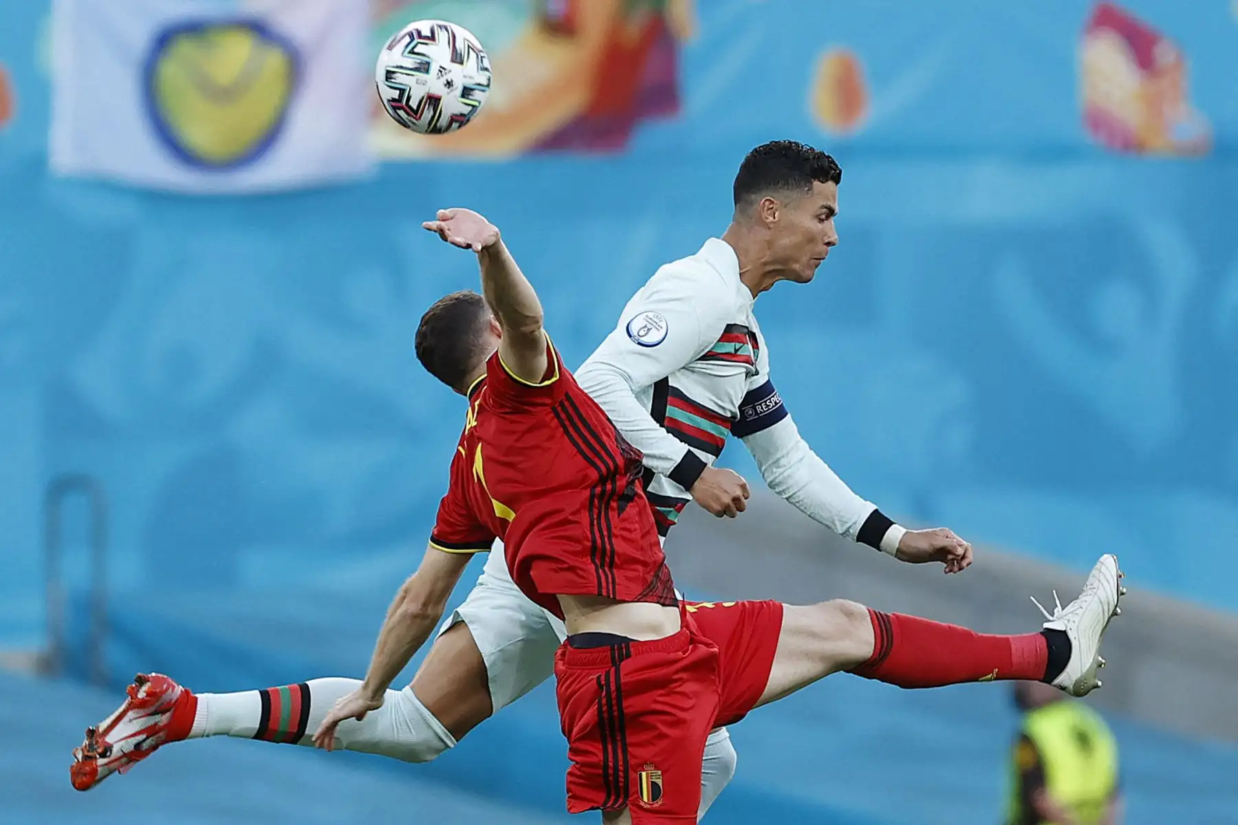 El portugués Cristiano Ronaldo compite con el defensor belga Thomas Vermaelen durante el partido de fútbol de octavos de final de la UEFA EURO 2020 entre Bélgica y Portugal.
Foto: AFP
