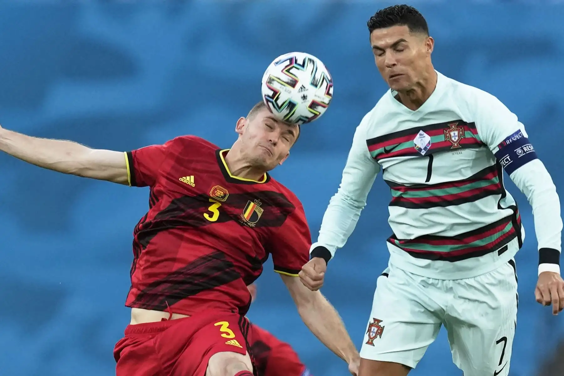 El delantero portugués Cristiano Ronaldo compite por el cabezazo con el defensor de Bélgica Thomas Vermaelen durante el partido de fútbol de octavos de final de la UEFA EURO 2020 entre Bélgica y Portugal.
Foto: AFP