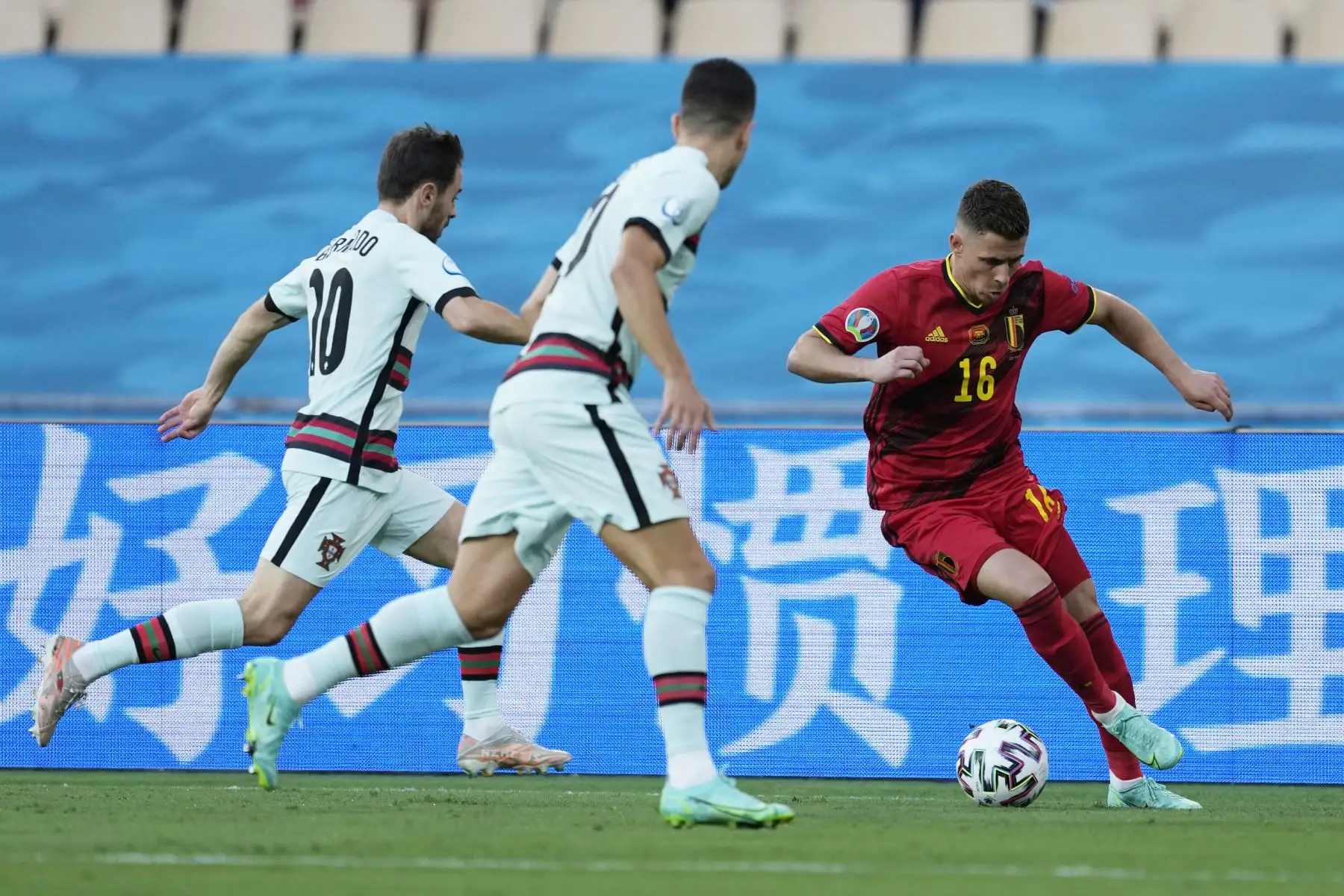 El mediocampista belga Thorgan Hazard está marcado por el mediocampista portugués Bernardo Silva  durante el partido de fútbol de octavos de final de la UEFA EURO 2020 entre Bélgica y Portugal.
Foto: AFP