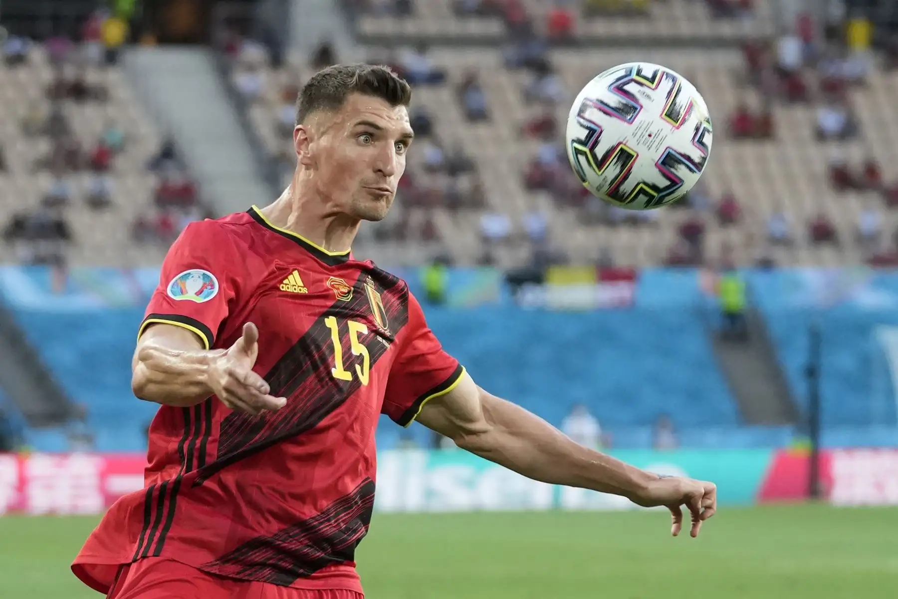 El defensor de Bélgica Thomas Meunier controla el balón durante el partido de fútbol de octavos de final de la UEFA EURO 2020 entre Bélgica y Portugal en el Estadio La Cartuja de Sevilla.
Foto: AFP
