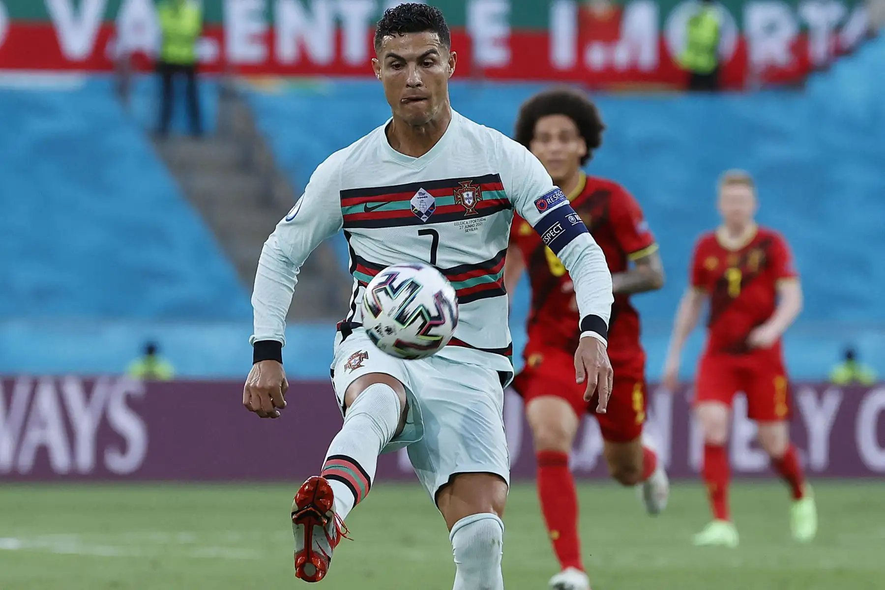 El portugués Cristiano Ronaldo controla el balón durante el partido de fútbol de octavos de final de la UEFA EURO 2020 entre Bélgica y Portugal en el Estadio La Cartuja de Sevilla.
Foto: AFP