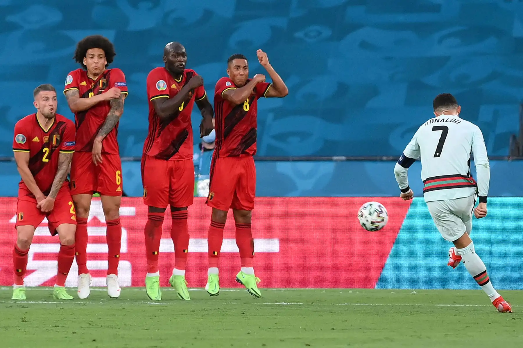 El delantero portugués Cristiano Ronaldo dispara un tiro libre durante el partido de fútbol de octavos de final de la UEFA EURO 2020 entre Bélgica y Portugal en el Estadio La Cartuja de Sevilla.
Foto: AFP