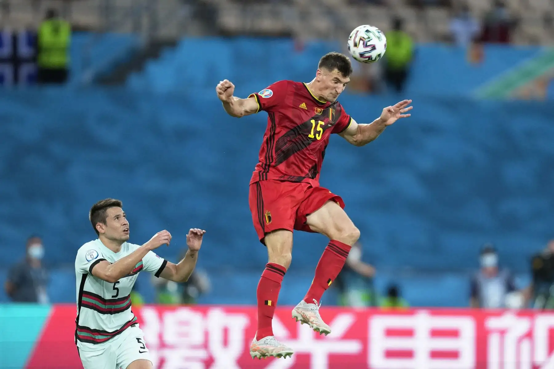 El defensor de Bélgica Thomas Meunier cabecea el balón por delante del defensor de Portugal Raphael Guerreiro durante el partido de fútbol de octavos de final de la UEFA EURO 2020 entre Bélgica y Portugal.
Foto: AFP