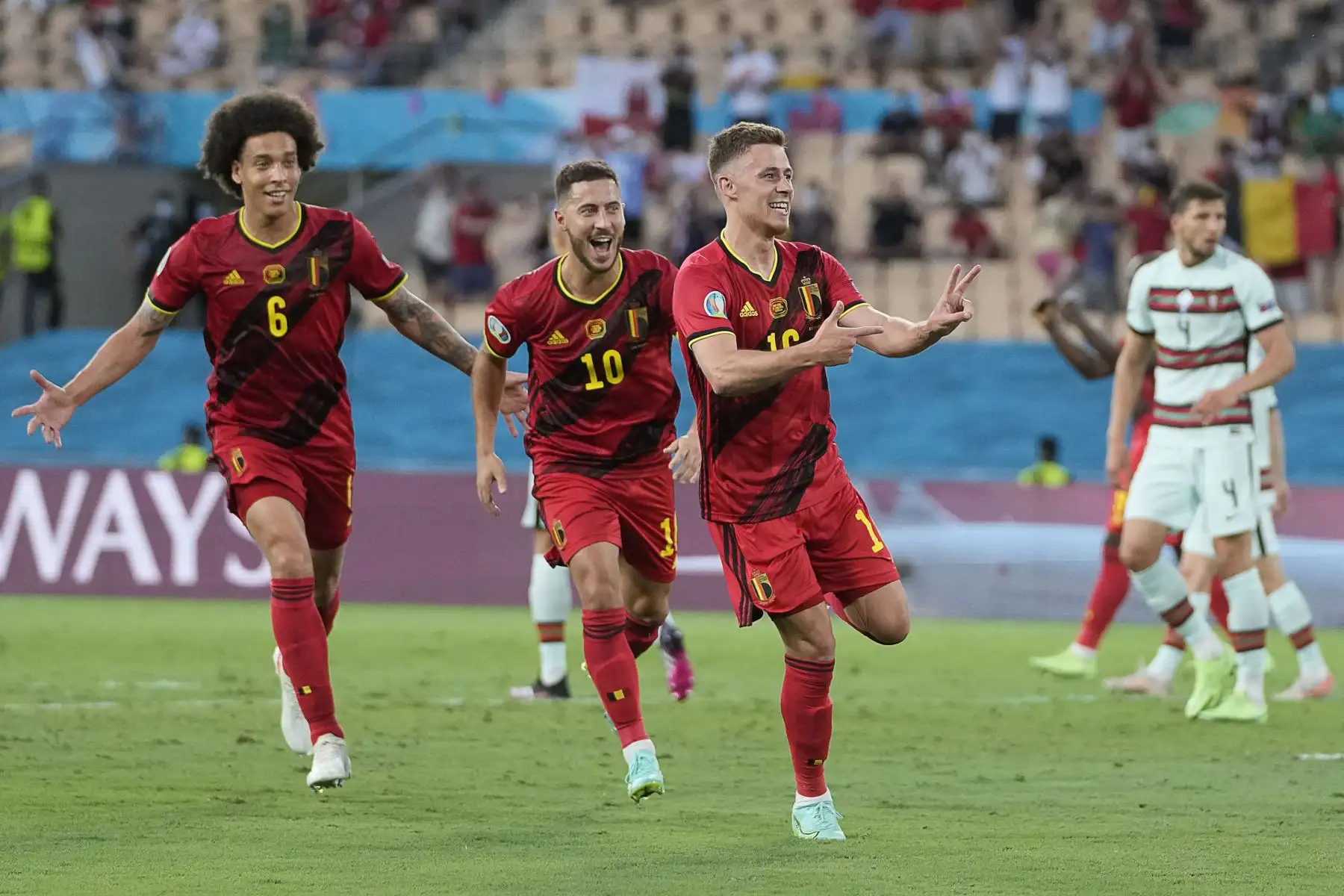 El centrocampista belga Thorgan Hazard celebra tras anotar el primer gol durante el partido de fútbol de octavos de final de la UEFA EURO 2020 entre Bélgica y Portugal.
Foto: AFP