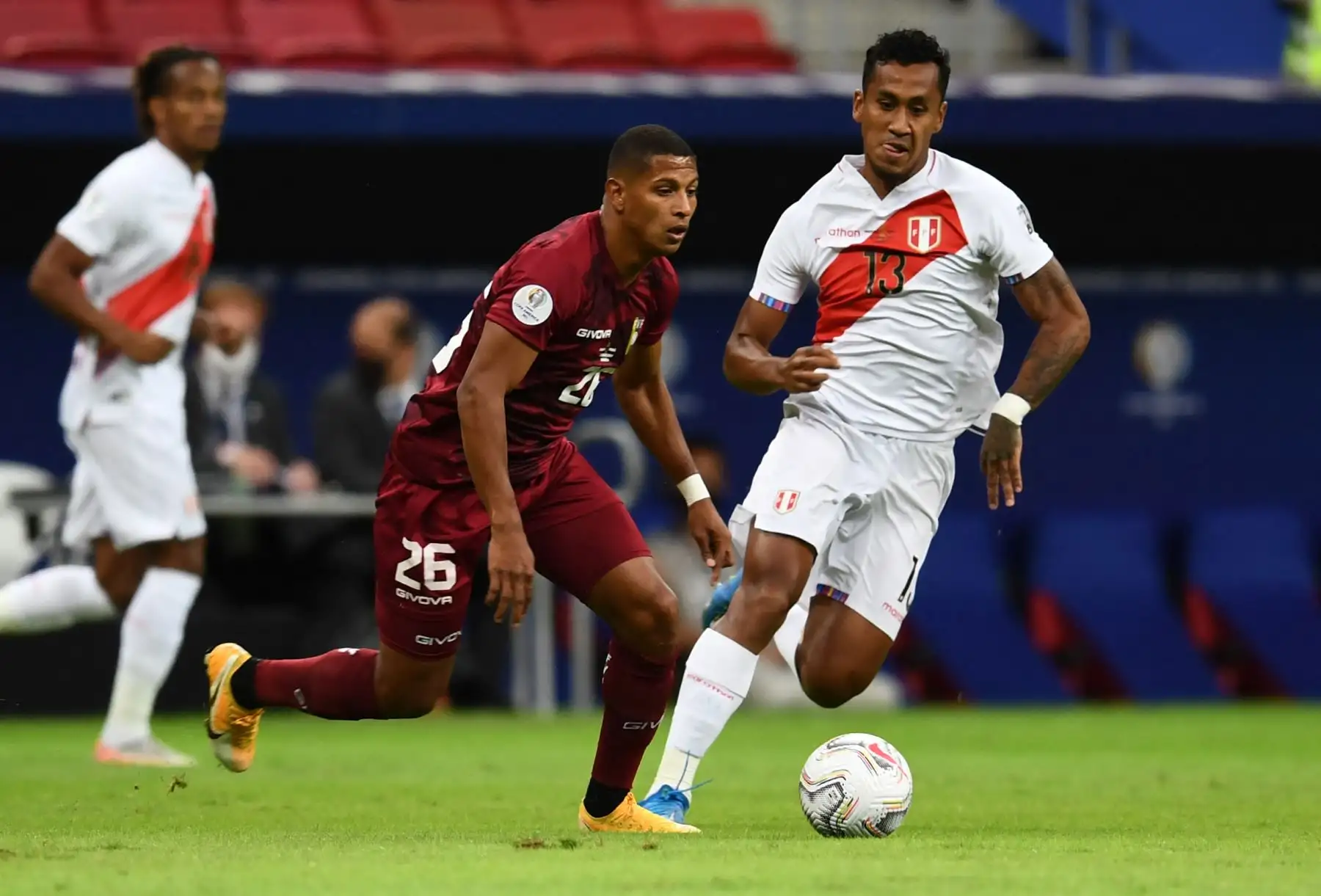 El venezolano Edson Castillo (izq.) Y el peruano Renato Tapia compiten por el balón durante el partido de la fase de grupos del torneo de fútbol Conmebol Copa América 2021 en el estadio Mane Garrincha de Brasilia, Brasil. Foto: AFP