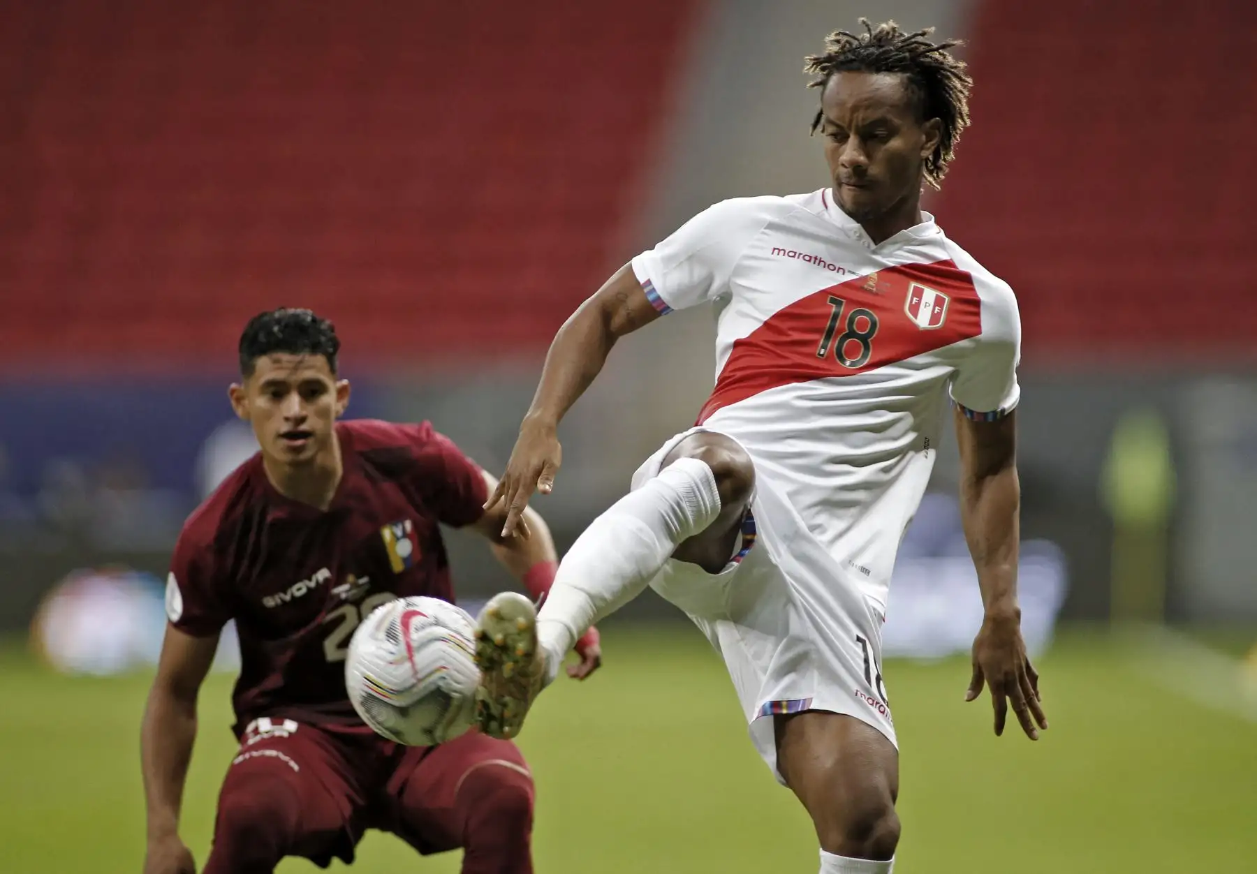 El peruano Andre Carrillo controla el balón durante el partido de la fase de grupos del torneo de fútbol Conmebol Copa América 2021 entre Venezuela y Perú en el Estadio Mane Garrincha en Brasilia, Brasil. Foto: AFP