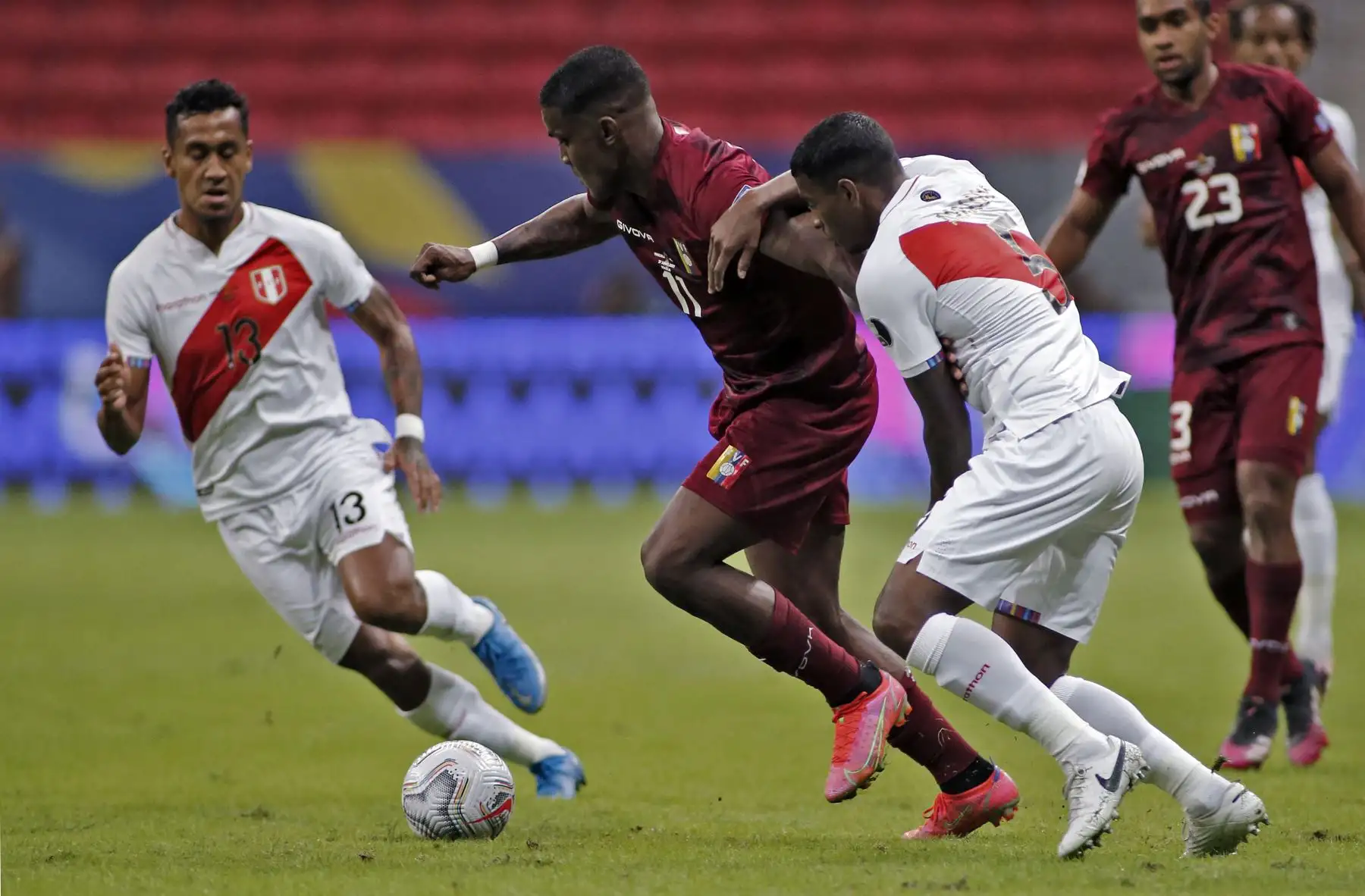 El venezolano Sergio Córdova (C) compite por el balón con el peruano Renato Tapia (L) y el peruano Miguel Araujo durante el partido de la fase de grupos del torneo de fútbol Conmebol Copa América 2021 en el Estadio Mane Garrincha de Brasilia, Brasil. Foto: AFP