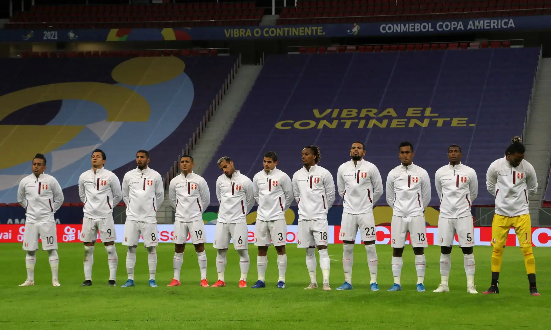 Los jugadores peruanos se paran en el campo antes del partido de la fase de grupos del torneo de fútbol Conmebol Copa América 2021 entre Venezuela y Perú en el Estadio Mane Garrincha en Brasilia, Brasil. Foto: AFP