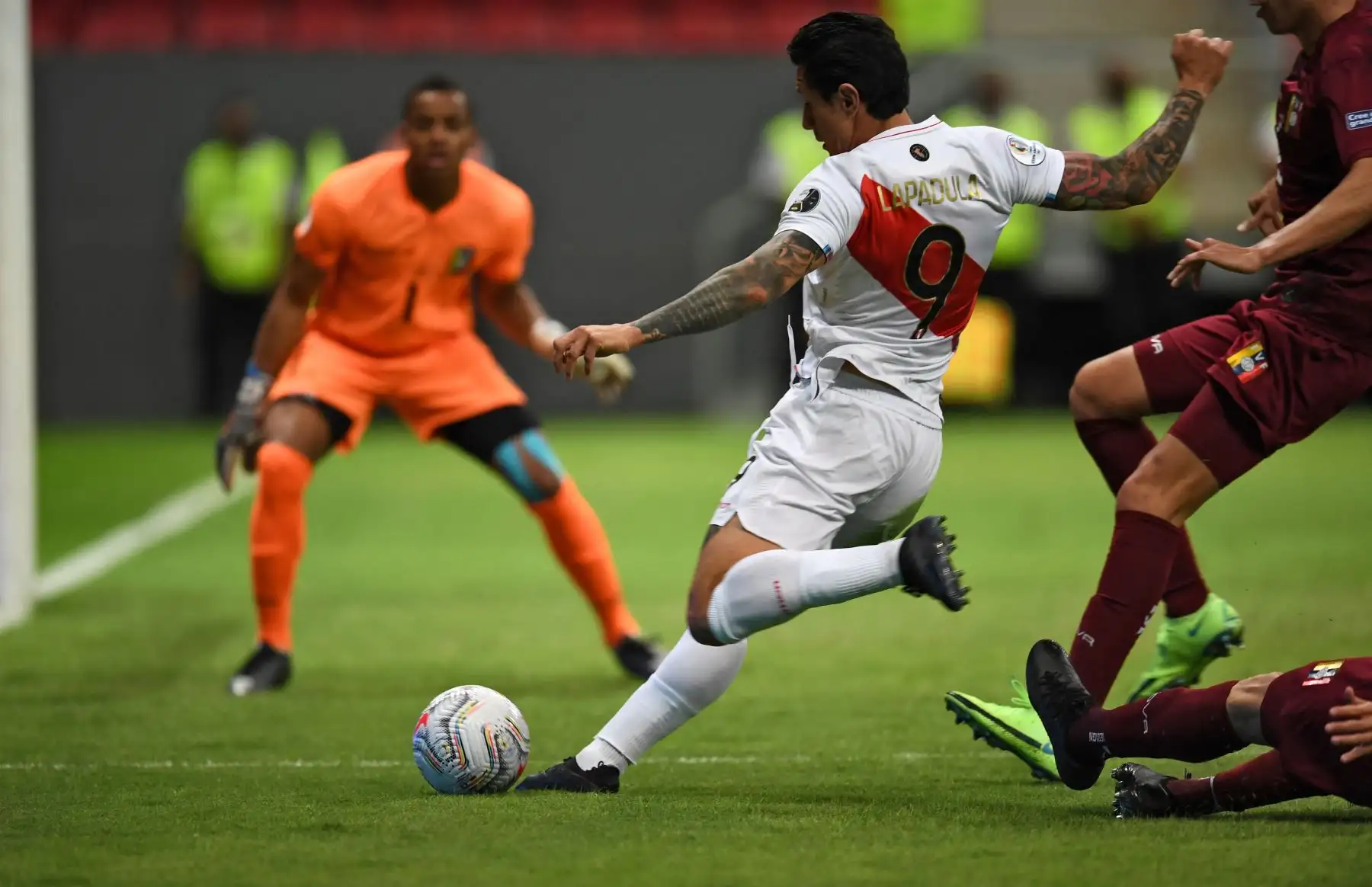 El peruano Gianluca Lapadula (C) patea contra Venezuela durante el partido de la fase de grupos del torneo de fútbol Conmebol Copa América 2021 en el Estadio Mane Garrincha en Brasilia, Brasil. Foto: AFP