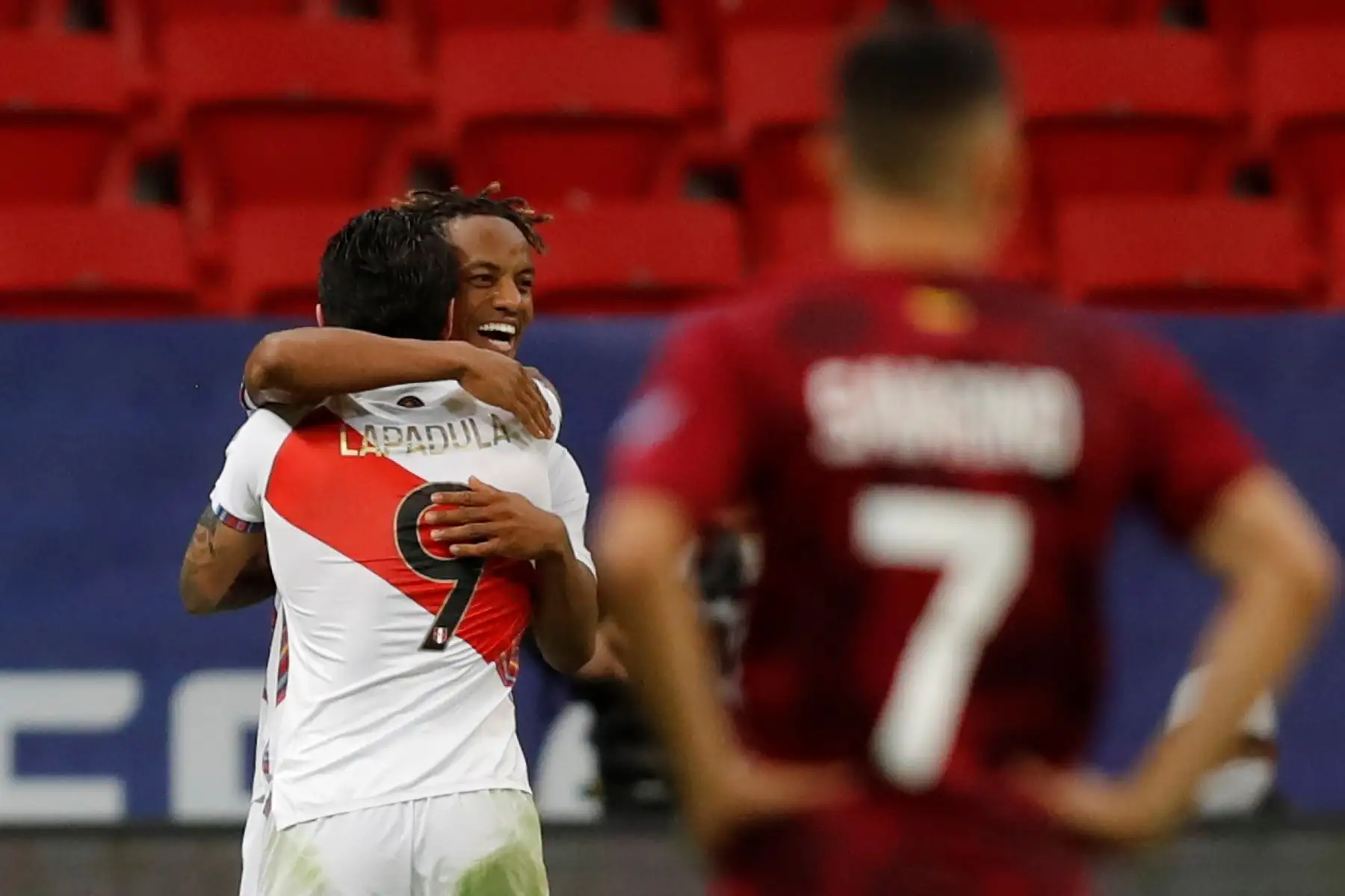 André Carrillo (c) de Perú celebra su gol hoy, en un partido del grupo B de la Copa América entre Venezuela y Perú en el estadio Mané Garrincha en Brasilia (Brasil). Foto: EFE