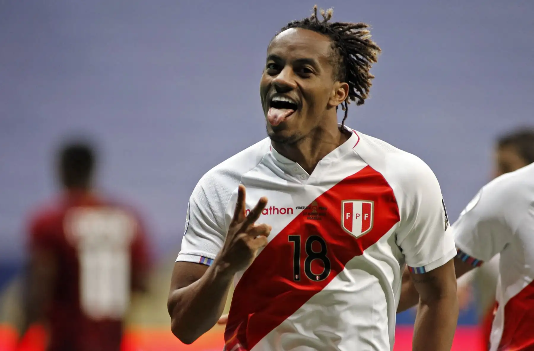 El peruano Andre Carrillo celebra tras anotar contra Venezuela durante el partido de la fase de grupos del torneo de fútbol Conmebol Copa América 2021 en el Estadio Mane Garrincha en Brasilia, Brasil. Foto: AFP