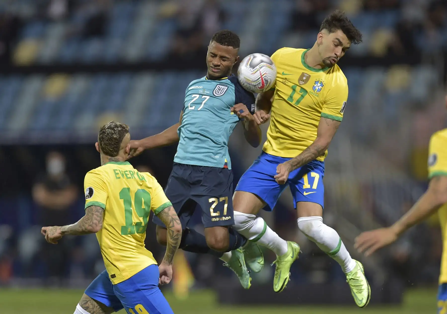 El brasileño Lucas Paqueta (der.) Y el ecuatoriano Diego Palacios compiten por el balón durante el partido de la fase de grupos del torneo de fútbol Conmebol Copa América 2021 en el Estadio Olímpico de Goiania, Brasil. Foto: AFP