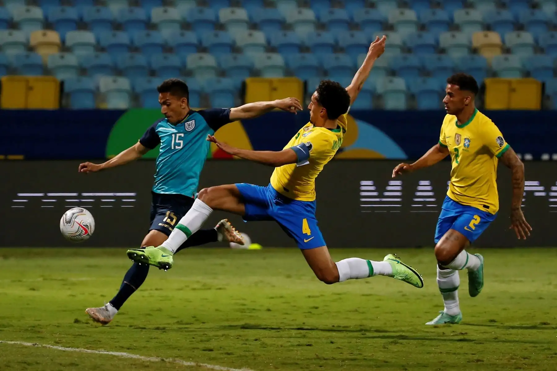 Marquinhos (c) de Brasil disputa hoy el balón con el arquero Ángel Mena (i) de Ecuador, durante un partido por el Grupo B de la Copa América en el estadio Olímpico Pedro Ludovico Teixeira, en Goiania (Brasil). Foto: EFE