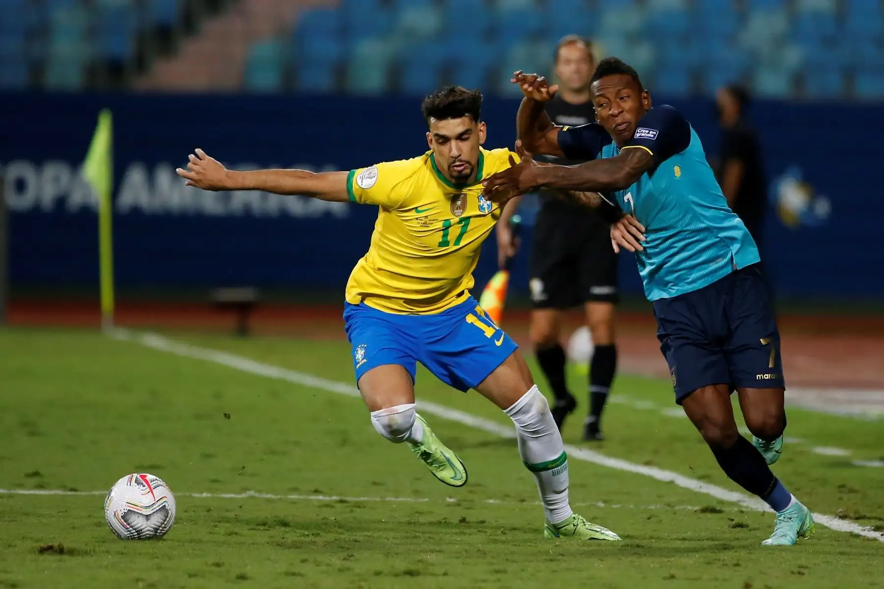 Lucas Paquetá (i) de Brasil disputa hoy el balón con Pervis Estupiñán de Ecuador, durante un partido por el Grupo B de la Copa América en el estadio Olímpico Pedro Ludovico Teixeira, en Goiania, Brasil. Foto: EFE